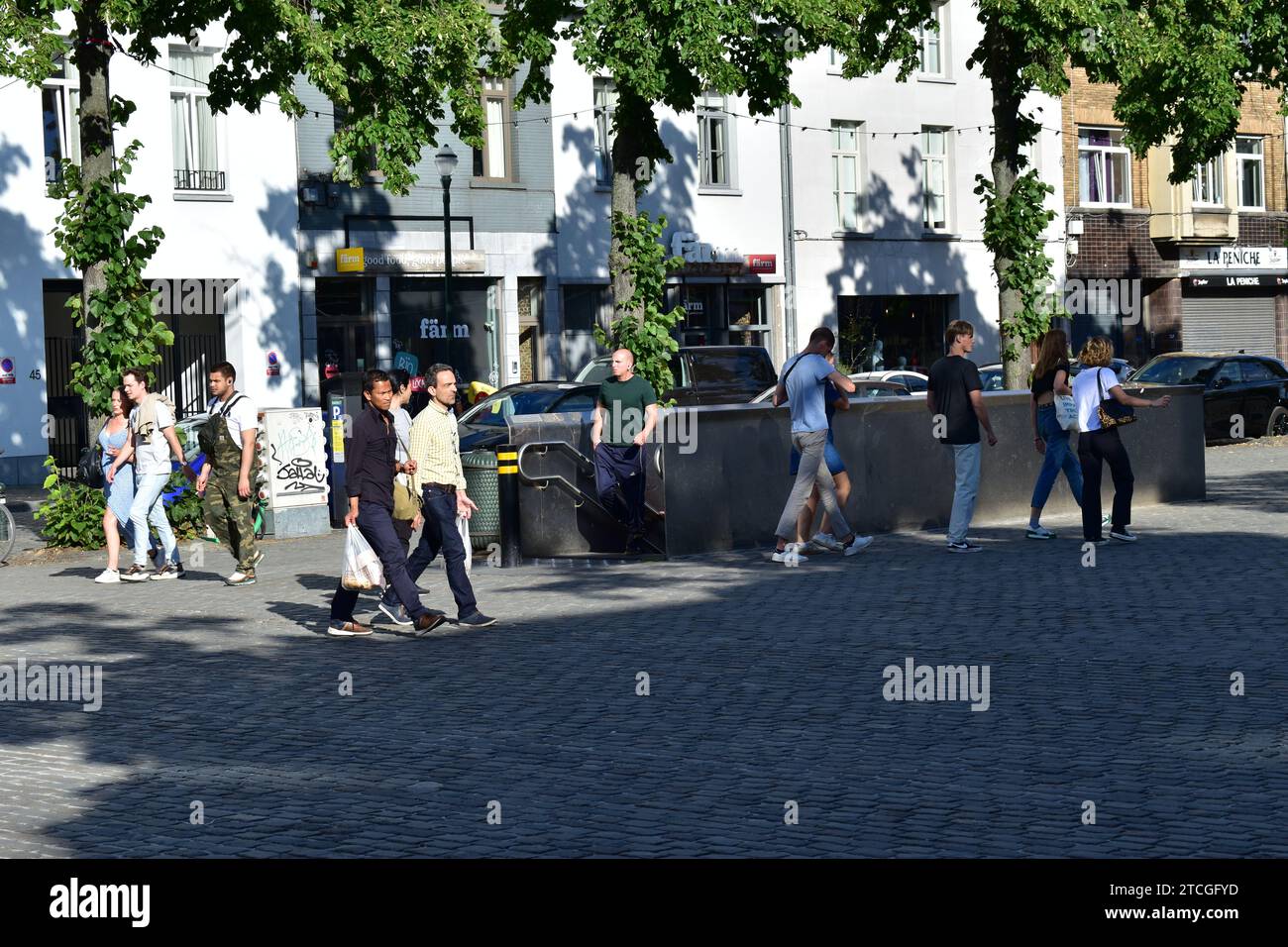 Gäste, die die U-Bahn-Station verlassen, fahren auf den Saint-Catherine-Platz im Stadtzentrum von Brüssel Stockfoto