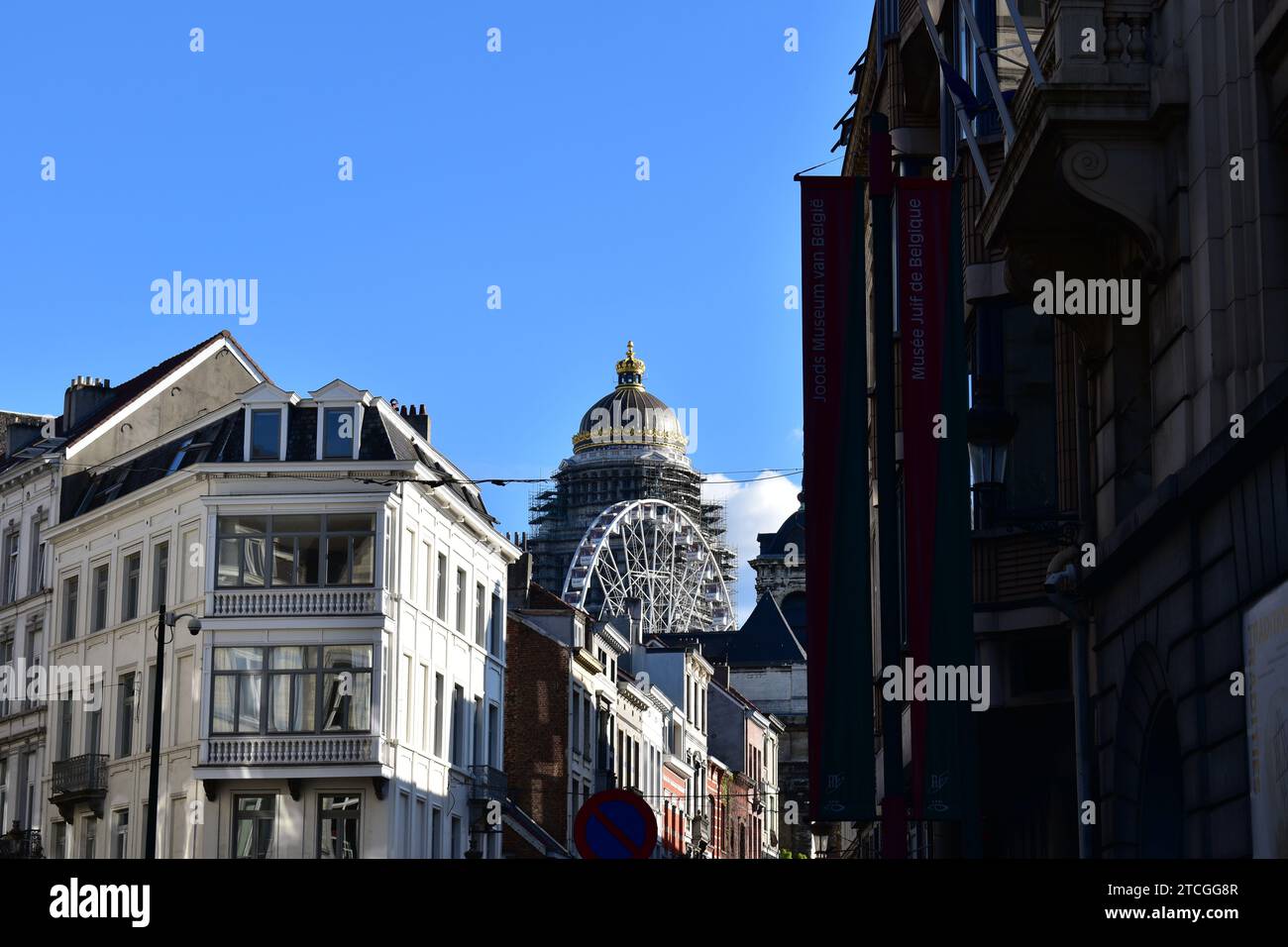 Blick auf die goldverzierte Kuppel des Justizpalastes zwischen den Gebäuden des Sablon-Viertels im Stadtzentrum von Brüssel Stockfoto