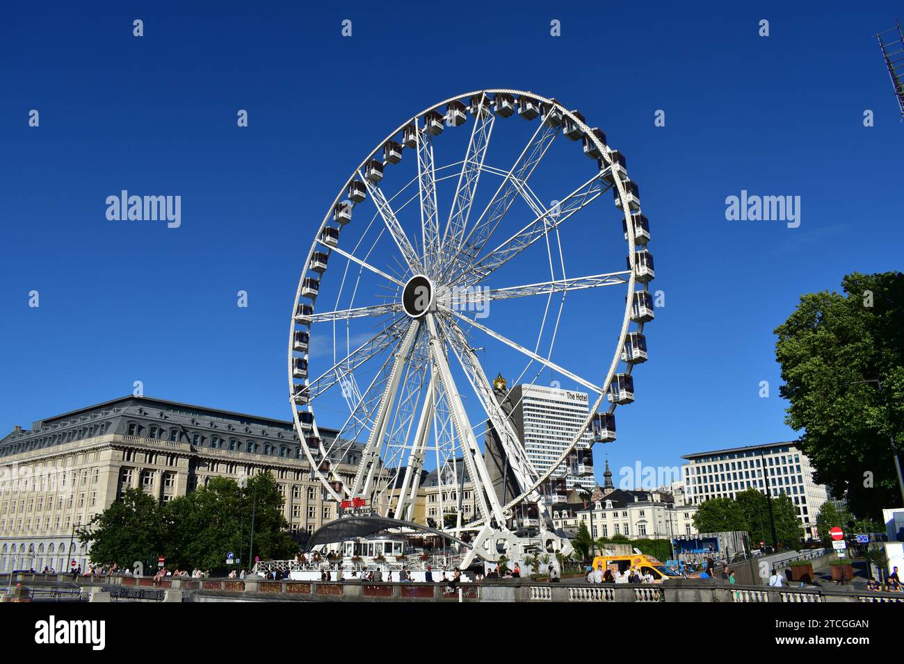 Großes weißes Riesenrad „The View“ am Poelaert-Platz im Stadtzentrum von Brüssel Stockfoto