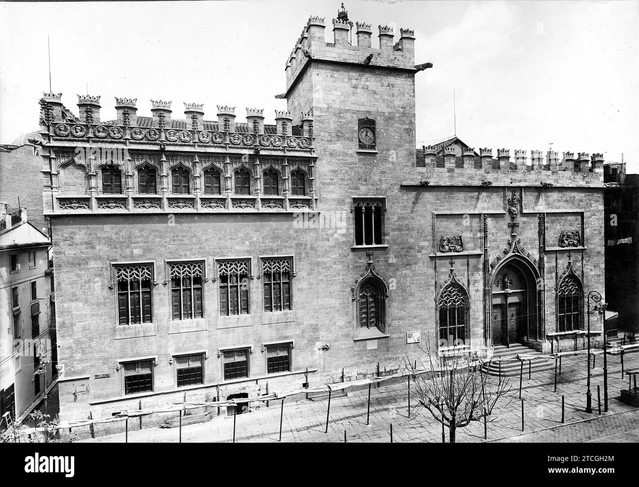 Valencia, 1900 (CA.). Hauptfassade von La Lonja de Valencia. Quelle: Album/Archivo ABC Stockfoto
