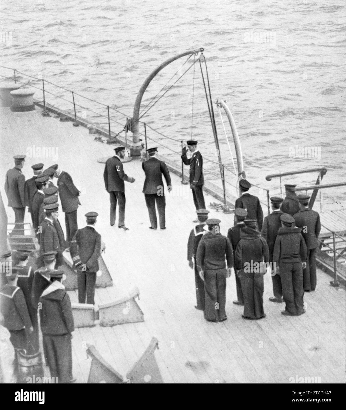 07/31/1916. Ein Marineprinz. Prinz Albert von England (1) grüßt seinen Vater, König Georg V. (2), während seines Besuchs auf dem Schlachtschiff, auf dem er als Fähnrich der Marine dient. Quelle: Album/Archivo ABC Stockfoto