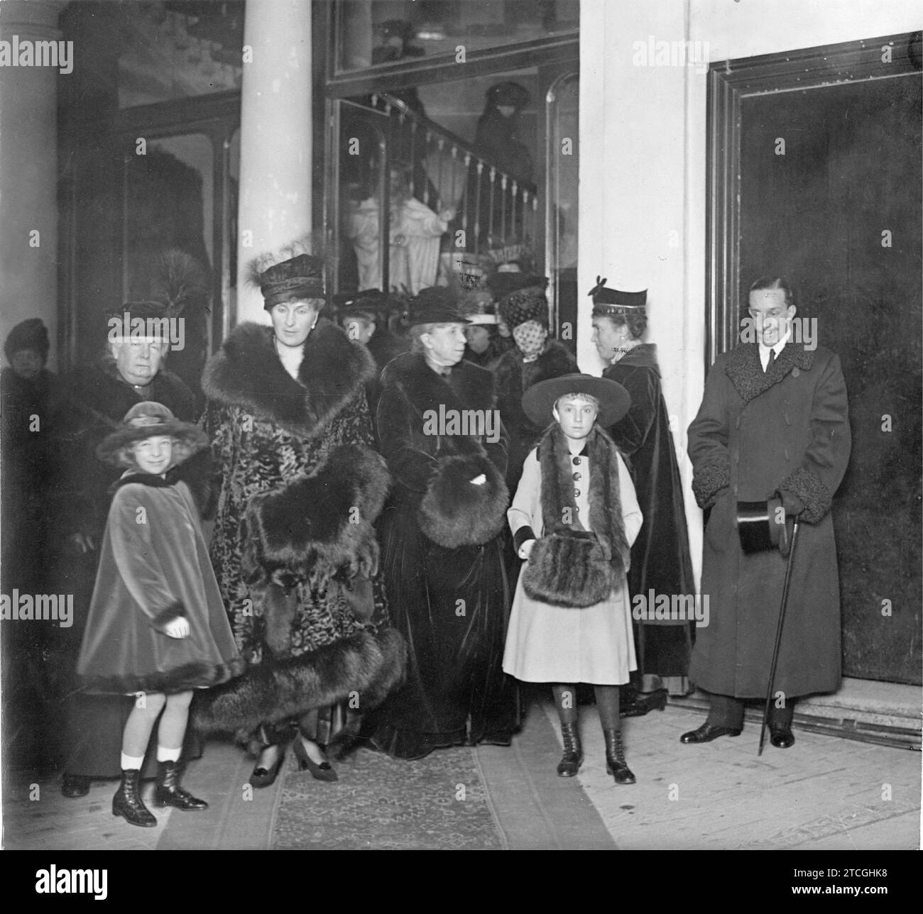 11/28/1916. In der Schule des heiligen Herzens Jesu. Die königliche Familie verließ die Eröffnungszeremonie der Ausstellung von St. Victoria's Garderobe, die gestern Nachmittag stattfand. Quelle: Album / Archivo ABC / Julio Duque Stockfoto