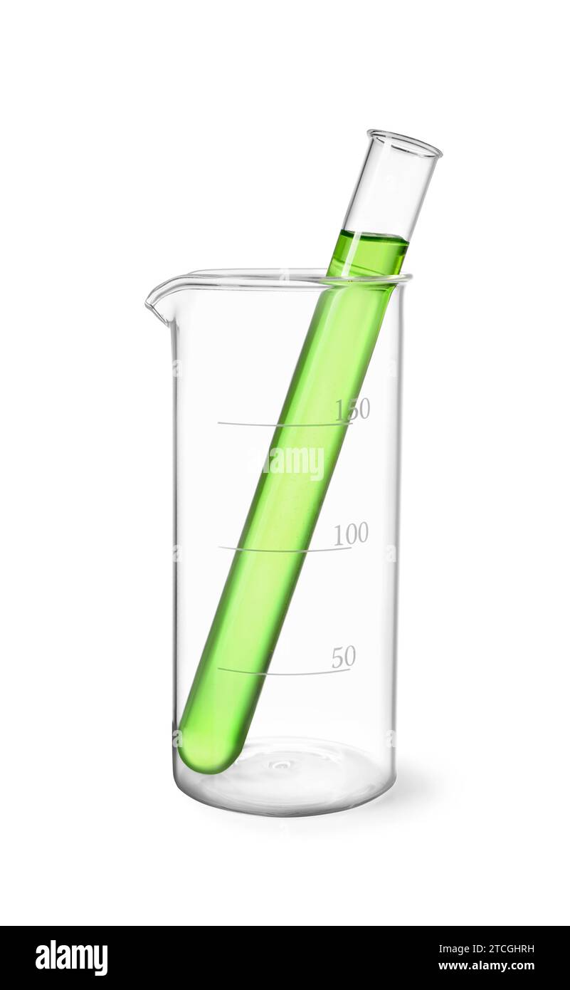 Glasbecher und Reagenzglas mit grüner Flüssigkeit, isoliert auf weiß Stockfoto