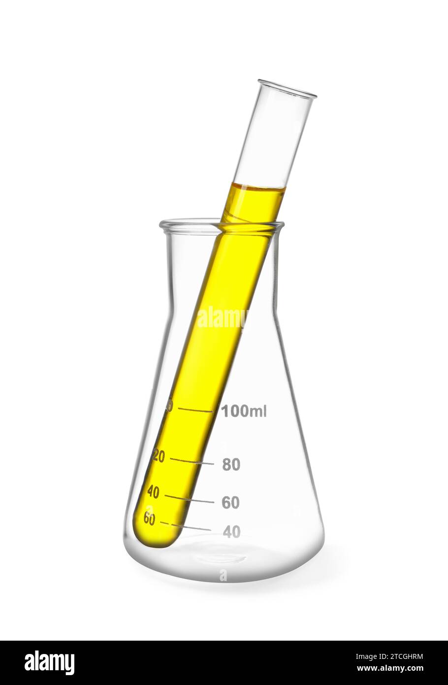 Glaskolben und Reagenzglas mit gelber Flüssigkeit, isoliert auf weiß Stockfoto