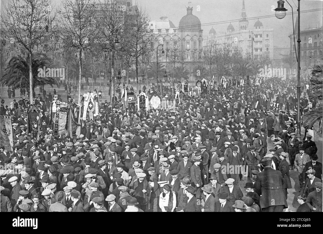 12/31/1916. Tribut an Key in Barcelona. Die Chorvereine versammelten sich auf der Plaza de Cataluña, um sich prozessual in das Haus zu begeben, in dem der berühmte Musiker geboren wurde. Quelle: Album / Archivo ABC / Josep Brangulí Stockfoto