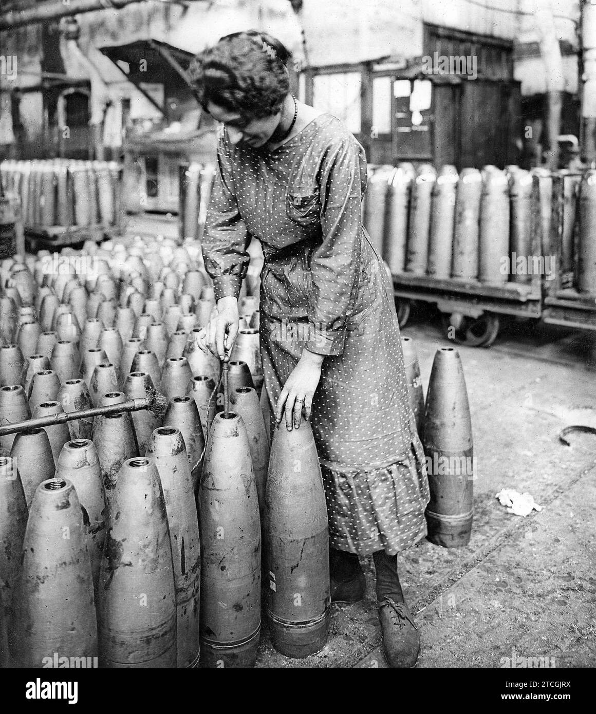 07/31/1917. Frauenarbeit in Frankreich - Munitionsfabrikarbeiterin überprüft die Messung von Schwerkalibergranaten (Obus 155). Quelle: Album / Archivo ABC / Louis Hugelmann Stockfoto