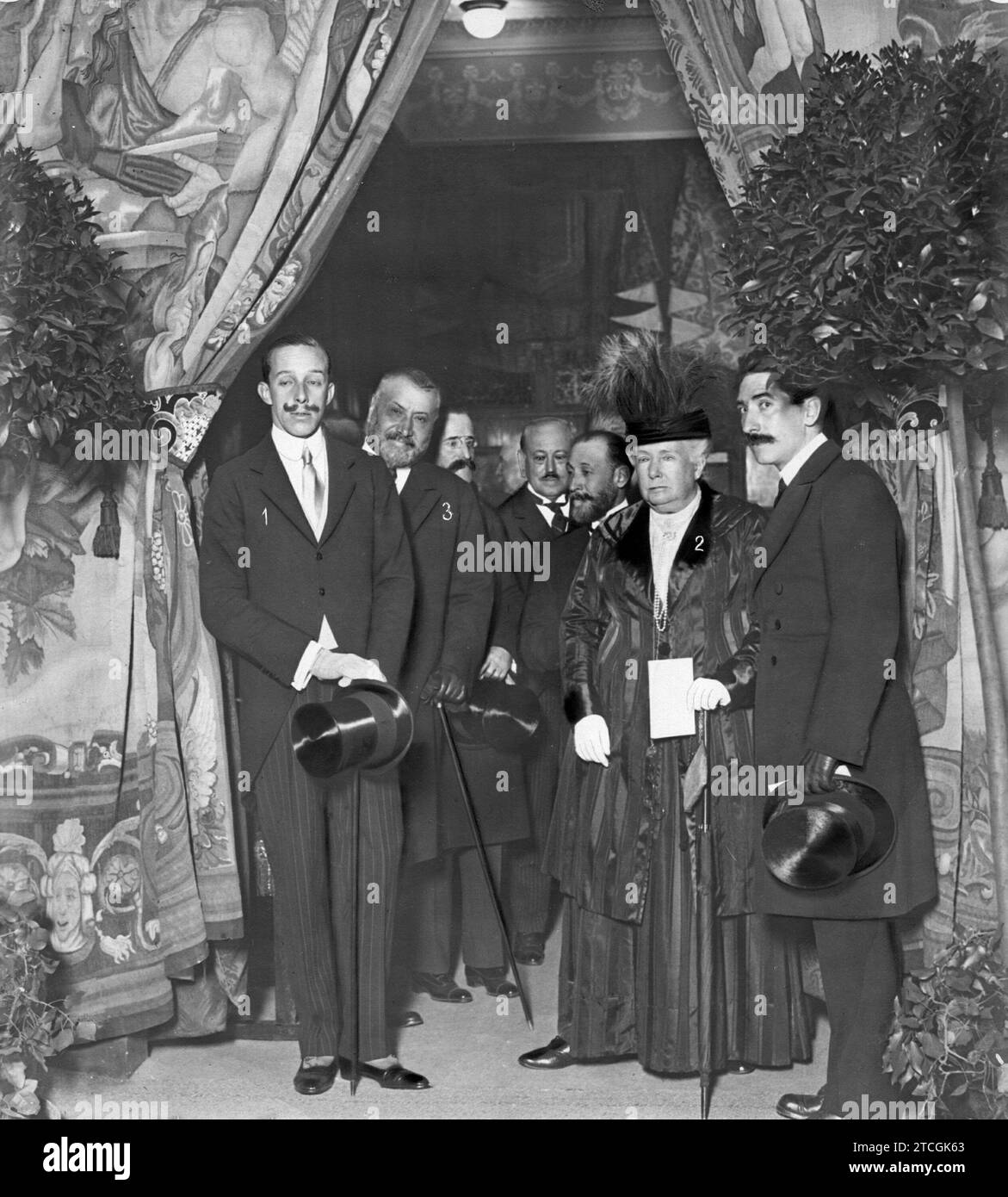 05/22/1917. Im Palast der Bibliotheken und Museen. Der König (1) und die Infantin Doña Isabel (2) und der Minister für öffentliche Ordnung, Herr Francos Rodríguez (3), bei der gestern verifizierten Eröffnungsveranstaltung der Ausstellung antiker spanischer Stoffe, die von der Gesellschaft der Kunstfreunde organisiert wurde. Quelle: Album / Archivo ABC / José Zegri Stockfoto