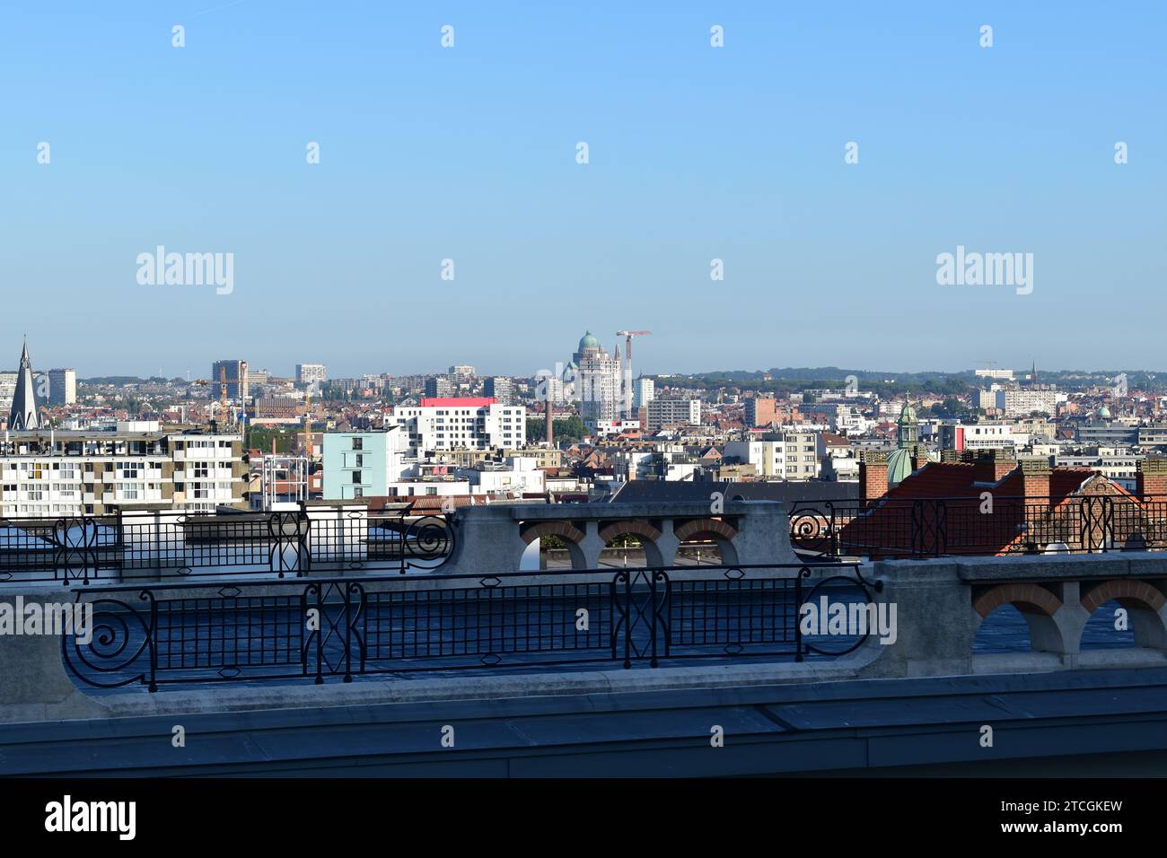 Skyline von Brüssel am Morgen, vom Poelaert-Platz aus gesehen, mit der Basilika des Heiligen Herzens von Koekelberg im Hintergrund des Zentrums Stockfoto