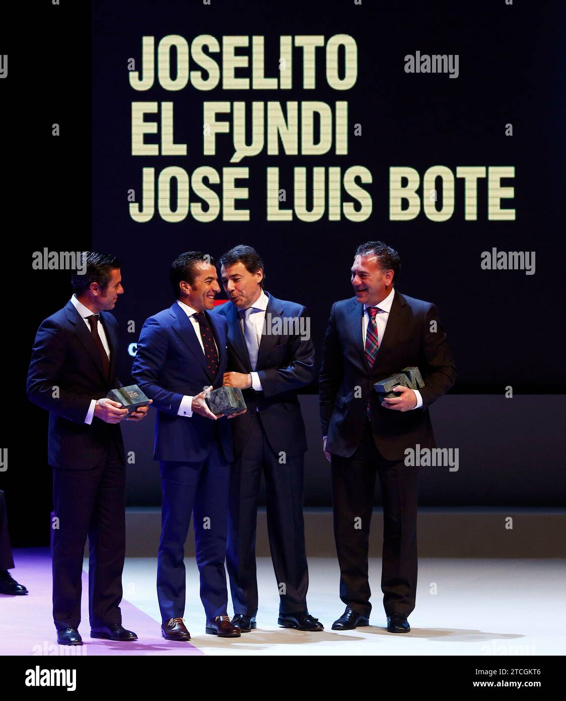 MADRID. November 2013. Der Präsident der Gemeinschaft Madrid Ignacio Gonzalez überreicht Montserrat Caballé die Internationale Medaille der Künste und die Kulturpreise der Gemeinschaft Madrid. Bild Oscar del Pozo ARCHDC. Quelle: Album / Archivo ABC / Oscar del Pozo Stockfoto