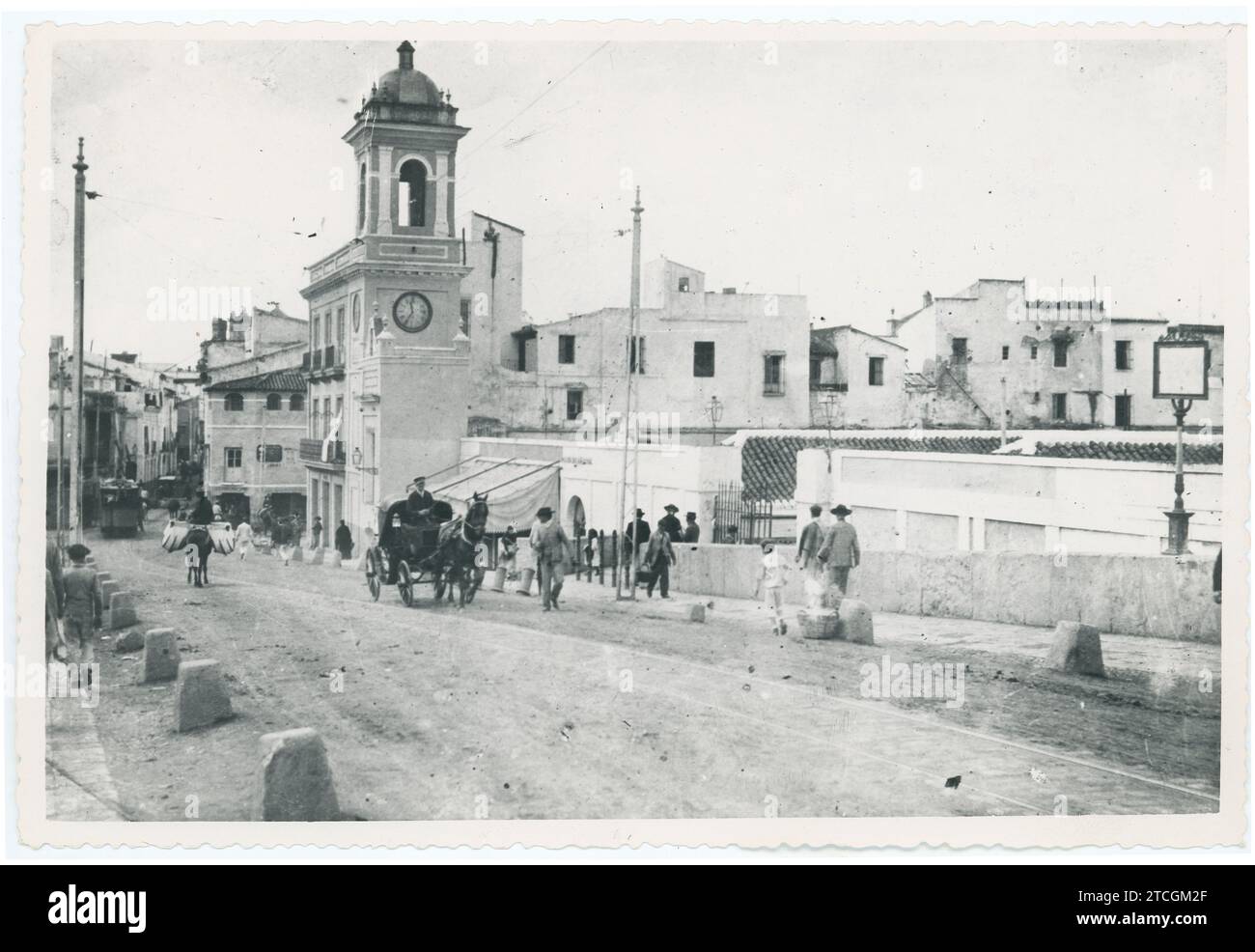 Sevilla, 1906. Der Aufstieg von Altozano zur Triana-Brücke. Im Hintergrund der Uhrenturm und die kleine Kapelle von Carmen. Quelle: Album / Archivo ABC / Serrano Stockfoto