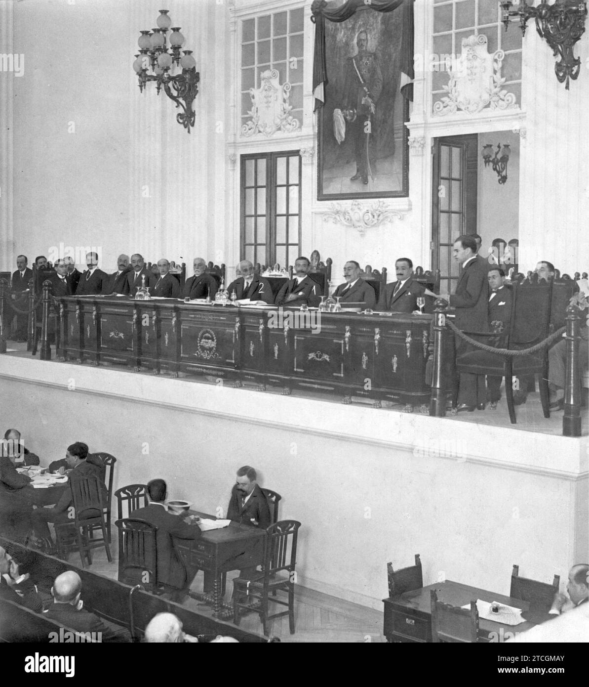 06/02/1917. II. Kongress der Volkswirtschaft. Der Minister für Entwicklung (1), Herr Antonio Maura (2) und andere Persönlichkeiten im Vorsitz der konstituierenden Tagung des Plenums haben gestern bestätigt. Quelle: Album / Archivo ABC / Julio Duque Stockfoto