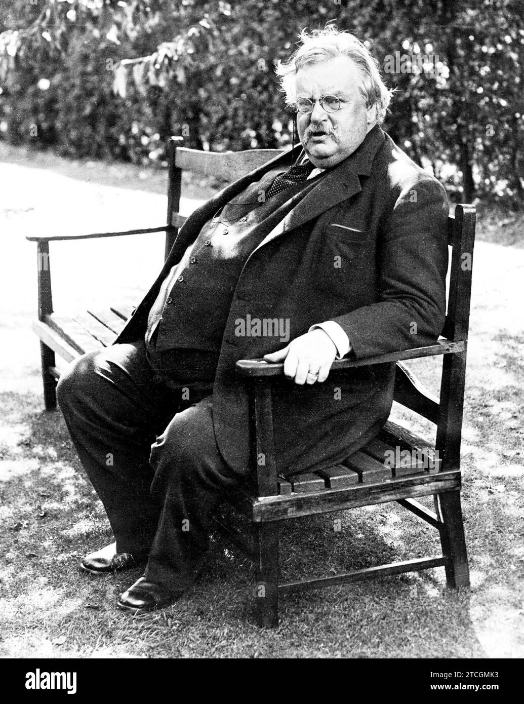 12/31/1929. Gilbert Keith Chesterton (1874–1936) im Garten seines Hauses in Beanconsfield Datum ca. Quelle: Album/Archivo ABC Stockfoto