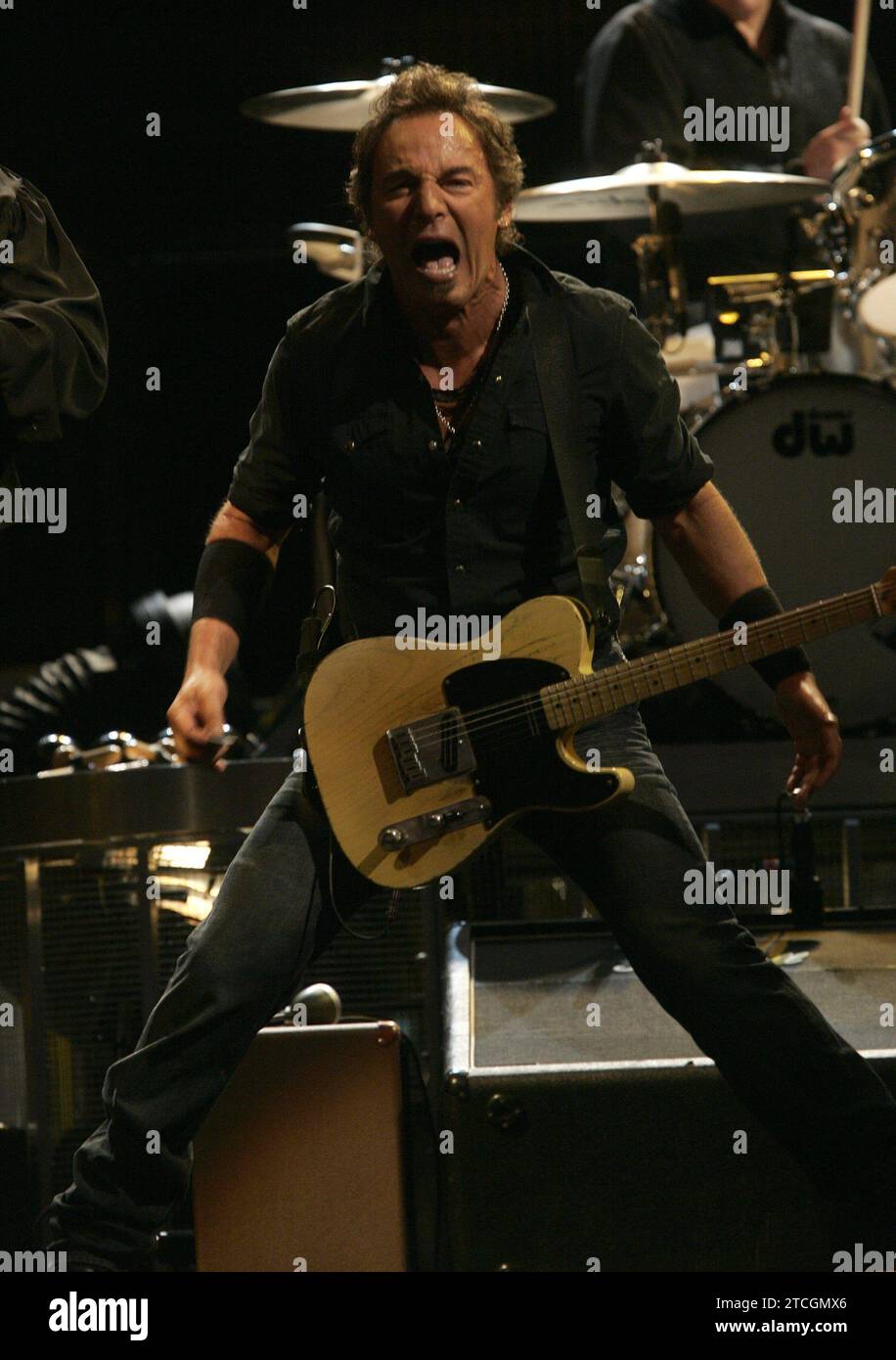 07/16/2008. Madrid, 17.07.08.- Bruce Springsteen während des Konzerts, das er heute Abend im Santiago Bernabeu Stadion in Madrid gab, vor Tausenden von Followern. Foto: Daniel G. Lopez... Archdc. Quelle: Album / Archivo ABC / Daniel G. López Stockfoto