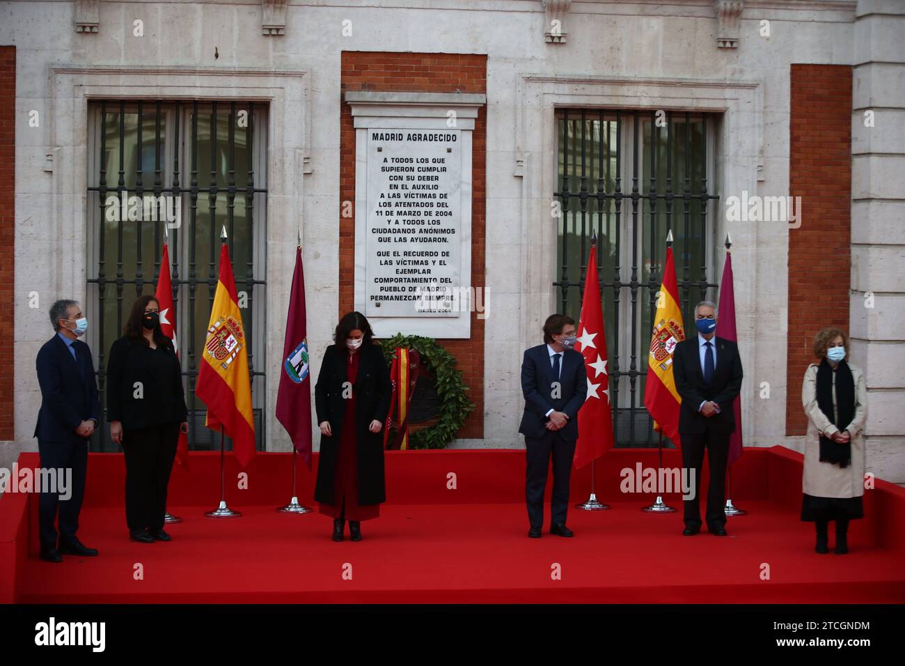 Madrid, 03.11.2021. Hommage an die Opfer von 11M in Puerta del Sol im CAM-Hauptquartier unter dem Vorsitz von Präsident Isabel Díaz Ayuso und Bürgermeister José Luis Martínez Almeida. Begoña Villacís, Ángel Gabilondo, Isabel Serra, Rocío Monasterio, José Manuel Franco, Juan Trinidad und Rita Maestre nahmen ebenso Teil wie andere Parlamentarier, die zu der Veranstaltung eingeladen wurden. Auf dem Bild: Tomás Caballero, Präsident der Stiftung Opfer des Terrorismus; Maite Araluce, Präsident der Vereinigung Opfer des Terrorismus; die Präsidentin der Gemeinschaft Madrid, Isabel Díaz Ayuso; der Bürgermeister der Hauptstadt Jo Stockfoto