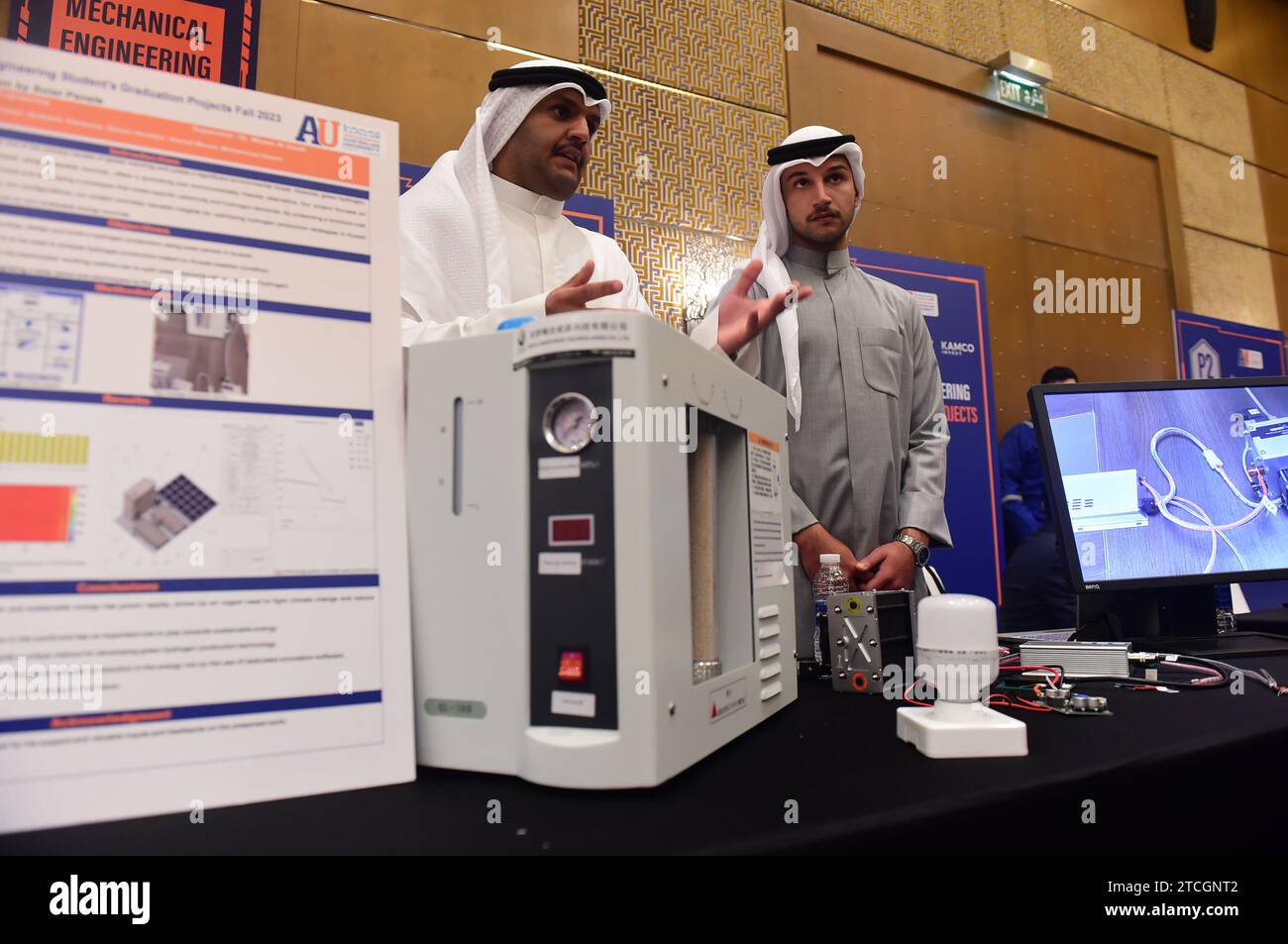 Gouvernement Hawalli, Kuwait. Dezember 2023. Die Studenten präsentieren ihr solarbetriebenes Wasserstofferzeugungsprojekt auf der Ausstellung für Ingenieurstudenten im Gouvernement Hawalli, Kuwait, 12. Dezember 2023. Quelle: Yin Ke/Xinhua/Alamy Live News Stockfoto