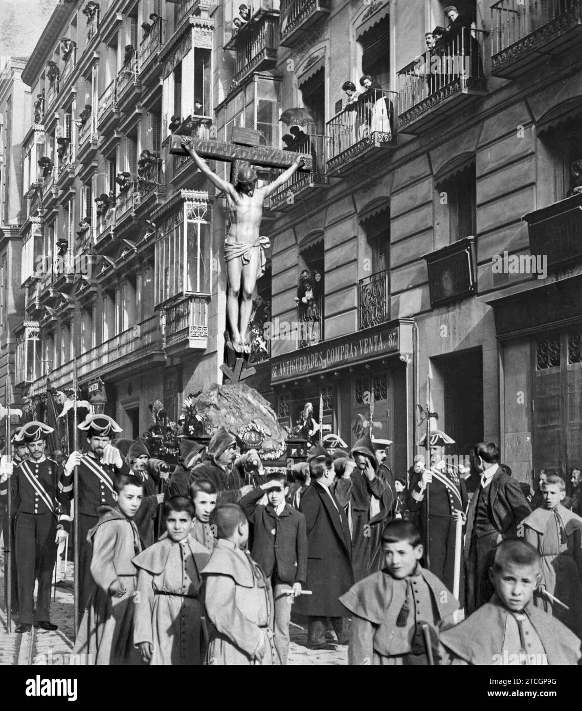 02/28/1918. Heilige Woche in Madrid. Das Bild des Gekreuzigten, genannt „von den Helligkeitswachen“, das in der Prozession erscheint - ungefähres Datum. Quelle: Album/Archivo ABC Stockfoto