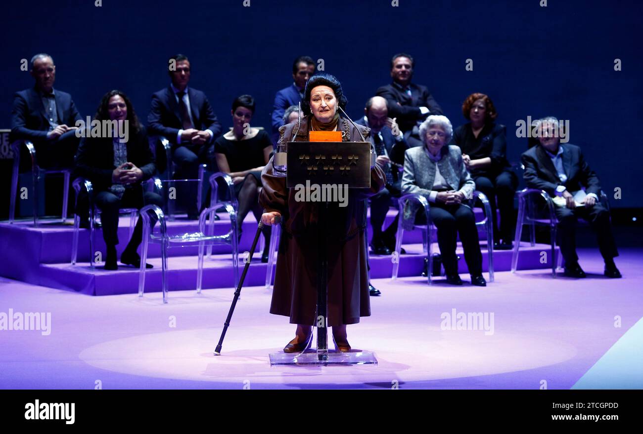 MADRID. November 2013. Der Präsident der Gemeinschaft Madrid Ignacio Gonzalez überreicht Montserrat Caballé die Internationale Medaille der Künste und die Kulturpreise der Gemeinschaft Madrid. Bild Oscar del Pozo ARCHDC. Quelle: Album / Archivo ABC / Oscar del Pozo Stockfoto