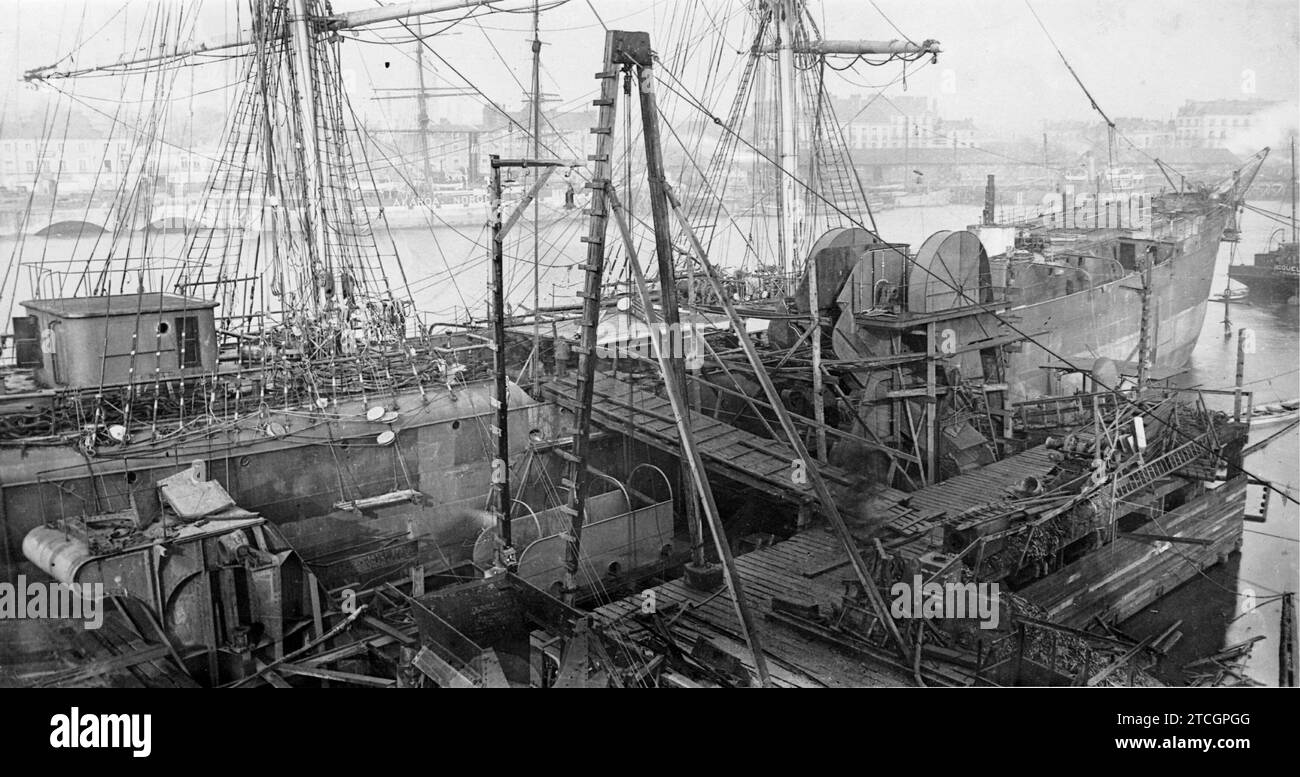 02/28/1917. In einem französischen Hafen. Bau eines Baggerschiffs bei den Bretagne-Werften in Nantes. Quelle: Album / Archivo ABC / Louis Hugelmann Stockfoto