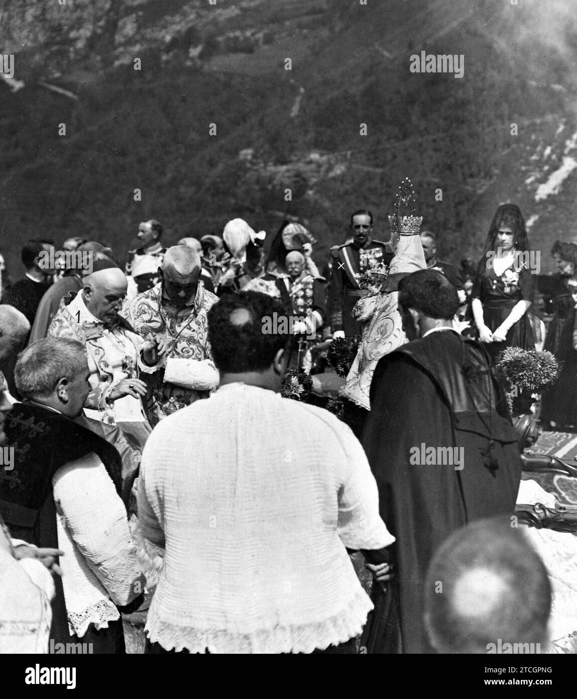 09/07/1918. 12. 100. Jahrestag der Schlacht von Covadonga. Feierliche Krönung des wundersamen Bildes der Jungfrau von Covadonga durch seine Eminenz, den Kardinalprimaten (1) in Gegenwart ihrer Majestäten (X). Quelle: Album / Archivo ABC / Ramón Alba Stockfoto