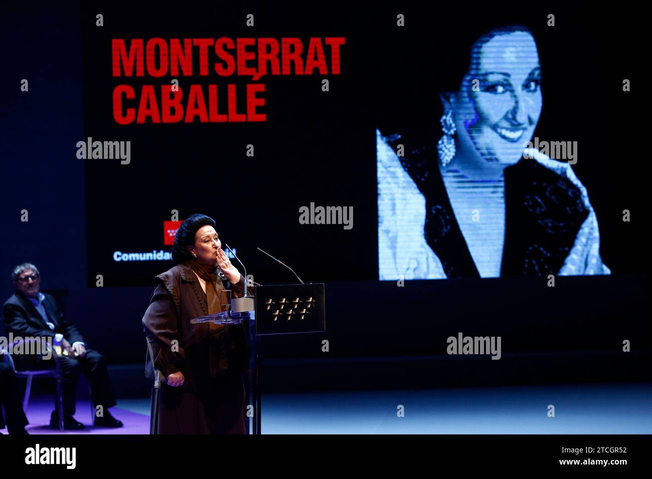 MADRID. November 2013. Der Präsident der Gemeinschaft Madrid Ignacio Gonzalez überreicht Montserrat Caballé die Internationale Medaille der Künste und die Kulturpreise der Gemeinschaft Madrid. Bild Oscar del Pozo ARCHDC. Quelle: Album / Archivo ABC / Oscar del Pozo Stockfoto
