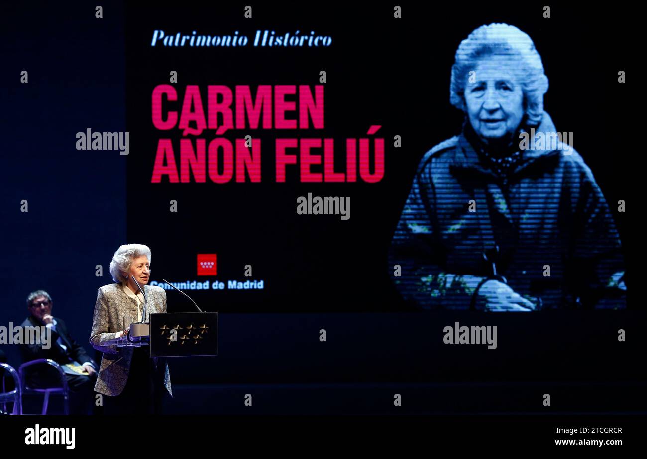 MADRID. November 2013. Der Präsident der Gemeinschaft Madrid Ignacio Gonzalez überreicht Montserrat Caballé die Internationale Medaille der Künste und die Kulturpreise der Gemeinschaft Madrid. Bild Oscar del Pozo ARCHDC. Quelle: Album / Archivo ABC / Oscar del Pozo Stockfoto