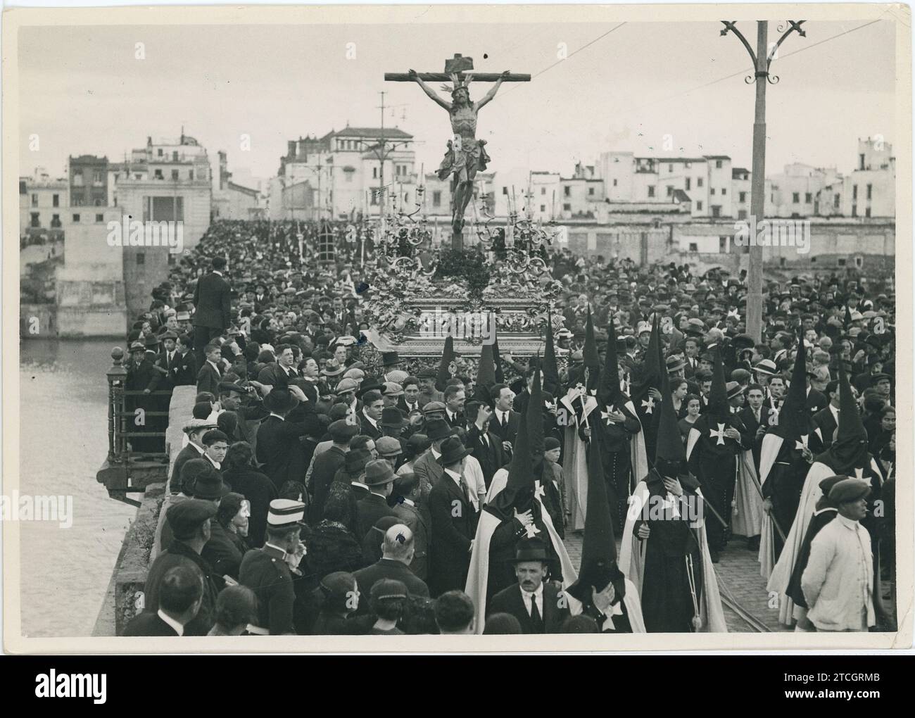 Sevilla. 1927 (ca.). Der Welpe überquert die Triana-Brücke unter den Straßenbahnkabeln. Quelle: Album / Archivo ABC / Cecilio Sánchez Del Pando Stockfoto