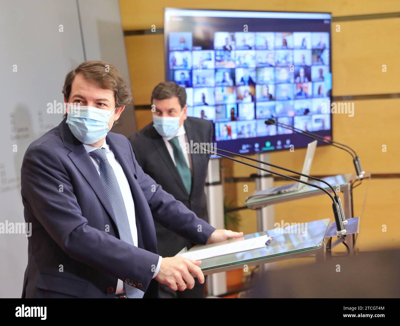 Valladolid, 17.02.2021. Der Präsident der Regierung von Castilla y León, Alfonso Fernández Mañueco, hält ein Telematiktreffen mit Unternehmern aus der Gemeinschaft über die Umsetzung der EU-Fonds der neuen Generation ab. Auf dem Bild erscheint er mit dem Berater Carlos Fernández Carriedo. Foto: Heras ARCHDC. Quelle: Album / Archivo ABC / Francisco Javier de Las Heras Stockfoto