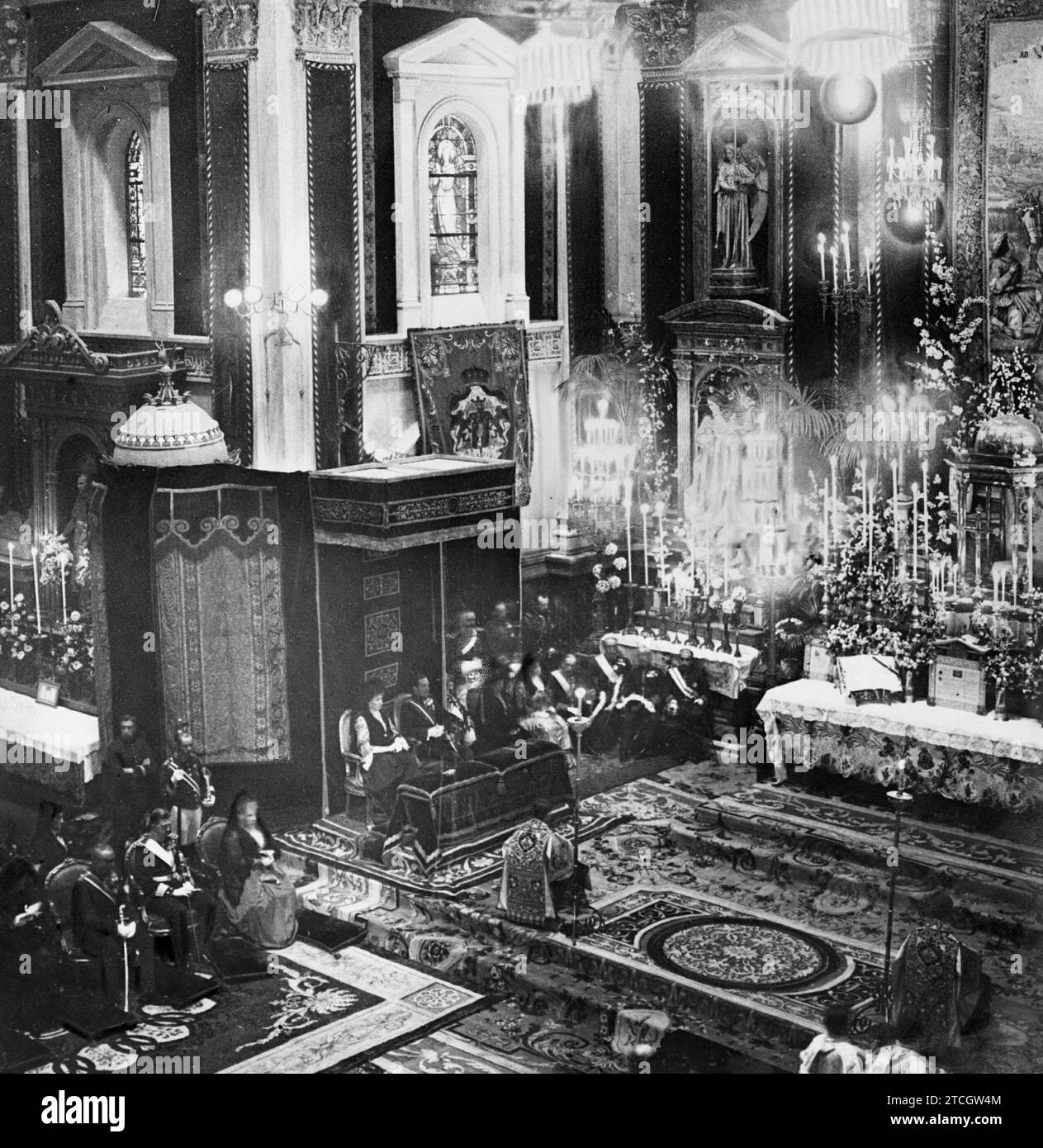 06/08/1916. In der Kirche von San Francisco de Borja. Die königliche Familie, im Zentrum, bei der feierlichen religiösen Feier, die gestern zu Ehren des Schutzpatrons der Größe Spaniens stattfand. Quelle: Album / Archivo ABC / Ramón Alba Stockfoto