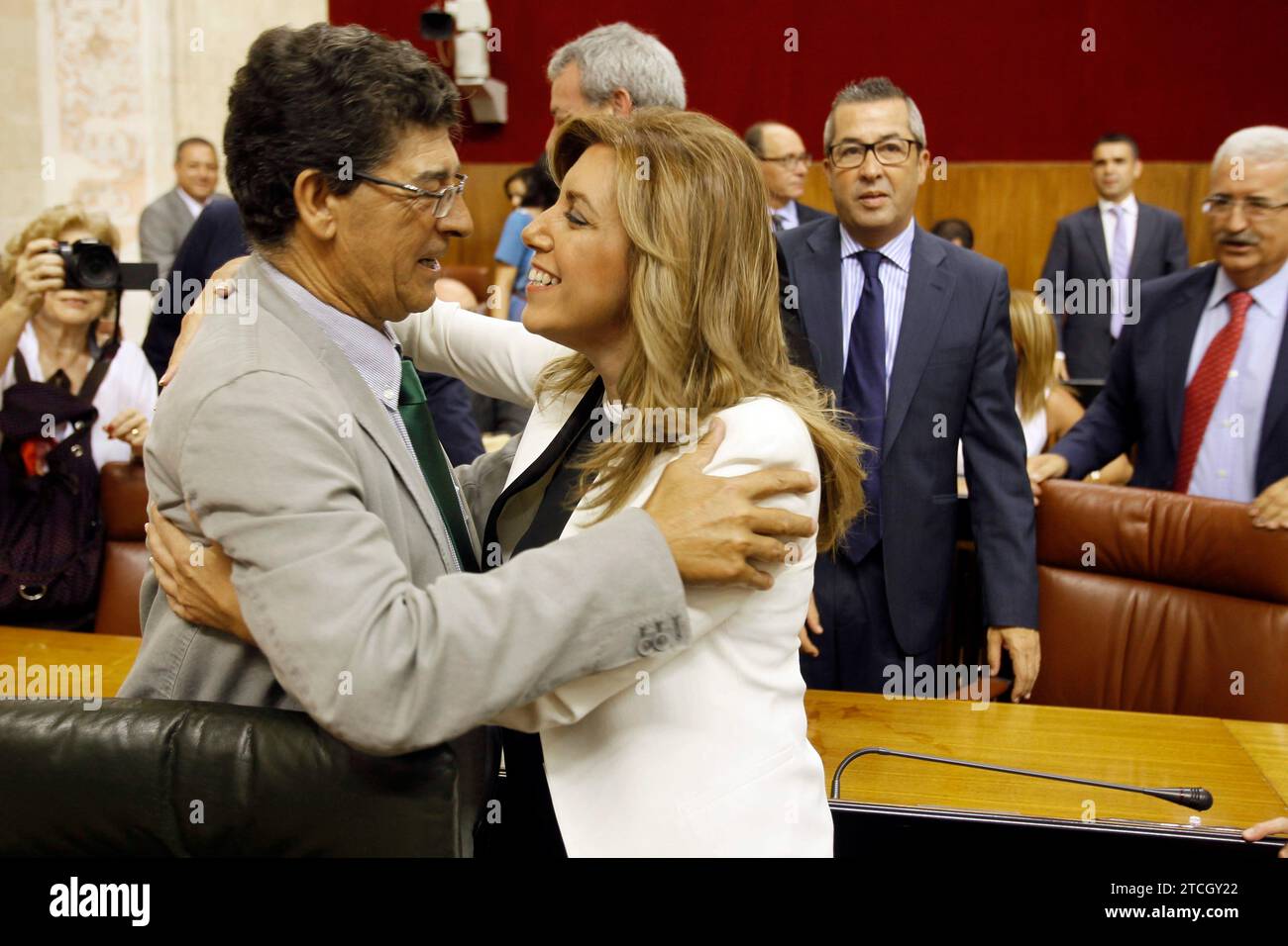 Sevilla. 4-September-2013. Rede von Susana Diaz, der ersten weiblichen Präsidentin der andalusischen Regionalregierung. Im Bild umarmen sich Diego Valderas und Susana Díaz Pacheco. Foto: Raul Doblado. Archsev Raul genannt. Quelle: Album / Archivo ABC / Raúl Doblado Stockfoto