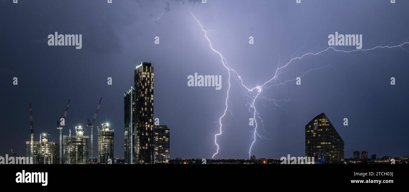 Docklands, 12. Dezember 2023: Blitze über den Himmel von Melbourne während eines extremen Sommerwetters während der Melbourne Stürme. Corleve/Alamy Live News Stockfoto