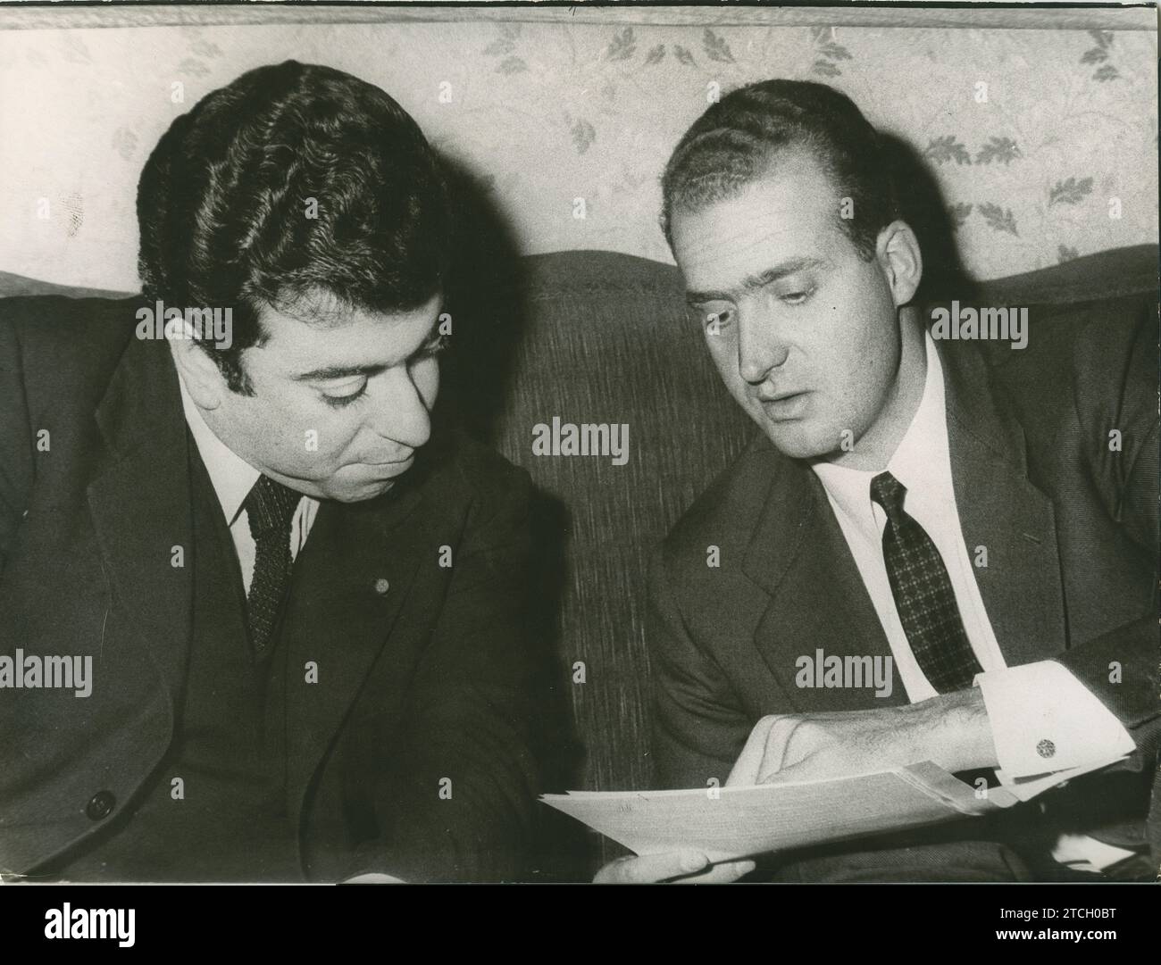 Madrid, Januar 1966. Im Zarzuela-Palast. Interview des Journalisten Tico Medina mit dem damaligen Prinzen Don Juan Carlos von Borbón, einem großen journalistischen Exklusiv mit globaler Wirkung. Quelle: Album/Archivo ABC Stockfoto