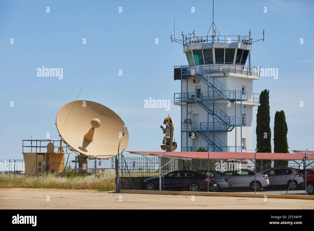 Talavera la Real (Badajoz), 19.05.2021. Luftwaffenstützpunkt, 23. Flügel. Diese Basis dient als Fortbildung für Kampfflugzeuge und Kampfpiloten und dient als Hauptquartier für die in Nordamerika hergestellten unbemannten RAUBTIER-B-Flugzeuge für Überwachungs- und Geheimdienstmissionen. Mit der Satellitenantenne kann der MQ-9 Predator B auf bestimmten Routen gesteuert werden. Foto: Guillermo Navarro. ARCHDC. Quelle: Album / Archivo ABC / Guillermo Navarro Stockfoto