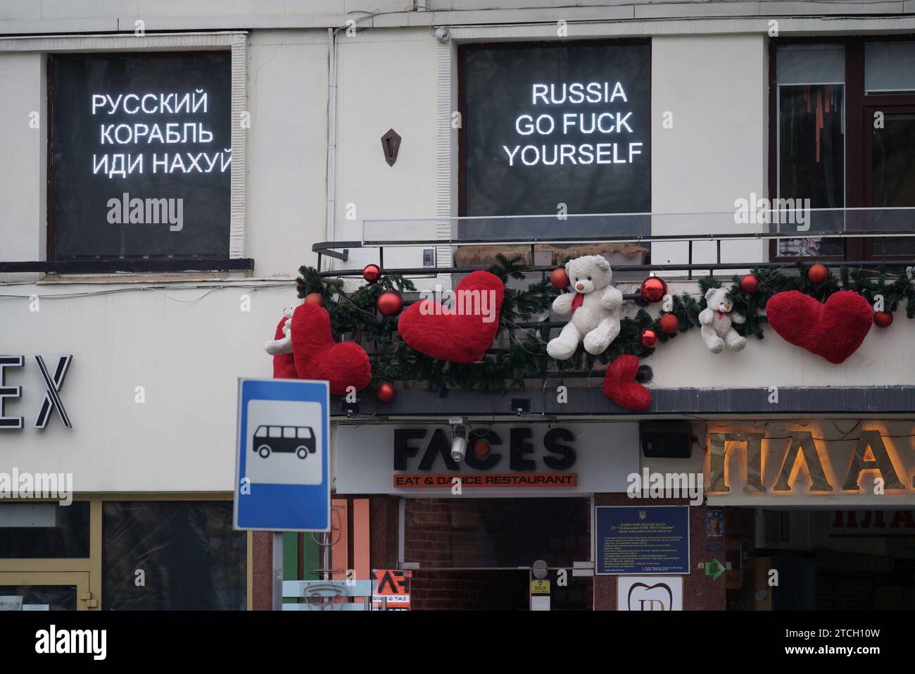 Lviv (Ukraine), 03/04/2022. Antirussische Plakate in Lemberg. Ein Restaurant, begrüßt Russen und bietet Ukrainern, die nach der russischen Invasion abreisen mussten, kostenloses Essen an. Foto: Matías Nieto. ARCHDC. Quelle: Album / Archivo ABC / Matías Nieto Koenig Stockfoto