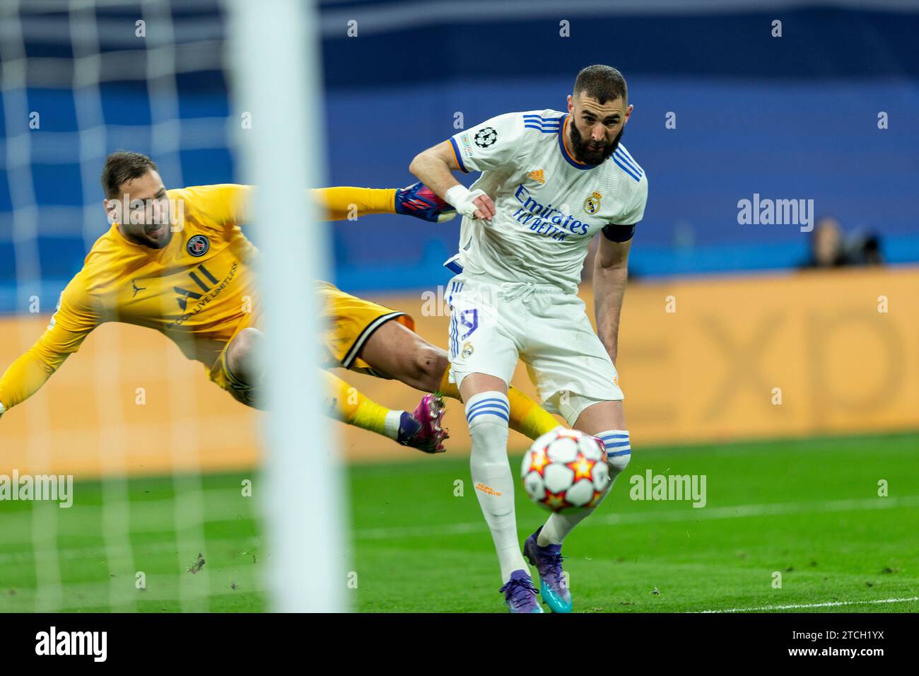 Madrid, 03.09.2022. Champions League im Santiago Bernabéu. Real Madrid - Paris Saint Germain. Auf dem Bild Benzema und Donnarumma. Foto: Ignacio Gil. ARCHDC. Quelle: Album / Archivo ABC / Ignacio Gil Stockfoto