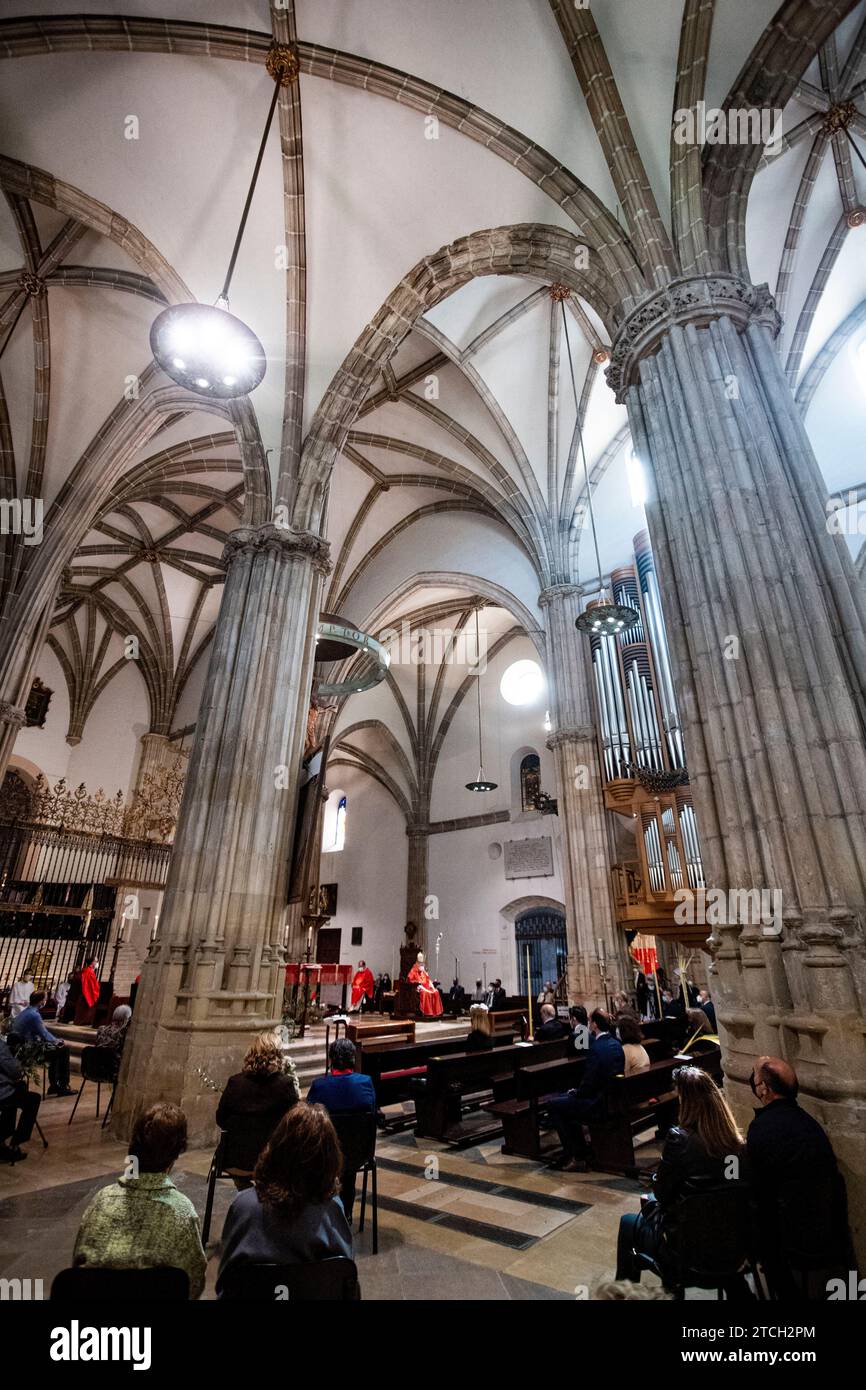 Alcalá de Henares (Madrid), 28.03.2021. Palmensonntag. Bischof Reig leitet die Messe mit COVID-19-Maßnahmen, nach den Aussagen über das Euthanasie-Gesetz und seine Konfrontation mit dem Konsistorium. Foto: De San Bernardo. ARCHDC. Quelle: Album / Archivo ABC / Eduardo San Bernardo Stockfoto