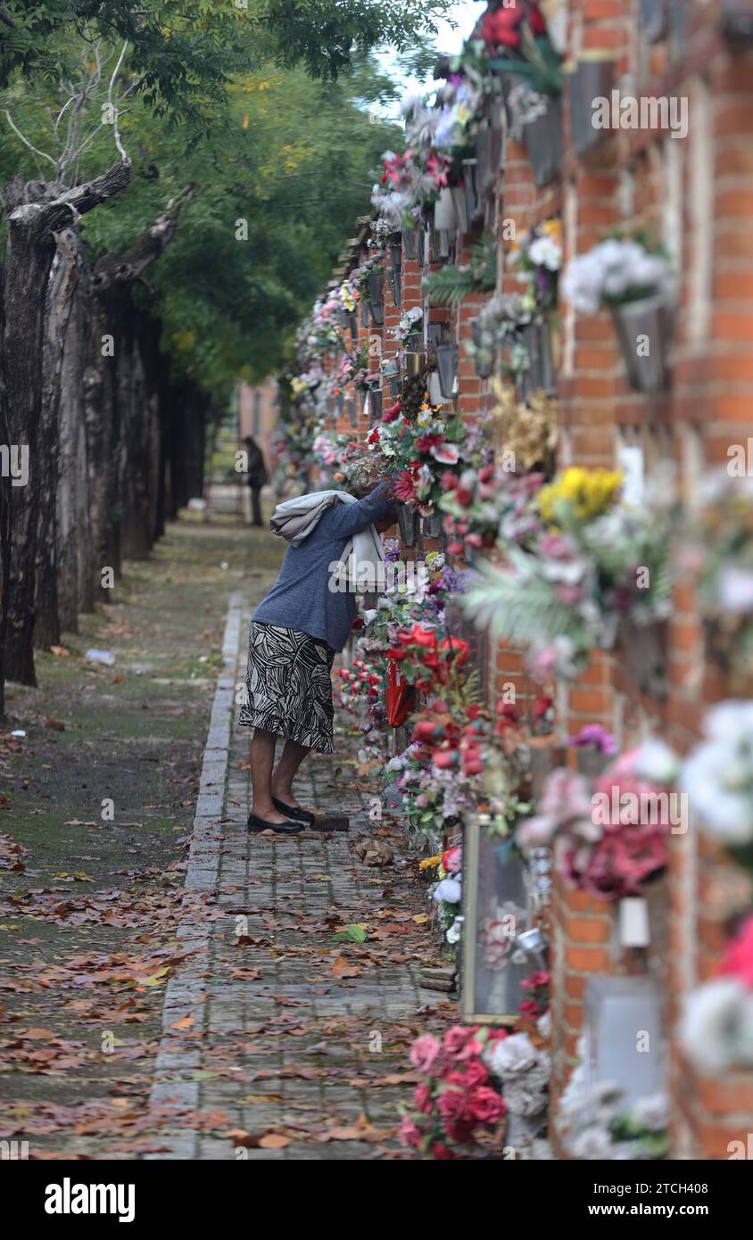 Madrid, 11.01.2021. Friedhof La Almudena. Allerheiligen. Verwandte, die Blumen auf das Grab ihres Verstorbenen legen, am Allerseelentag. Foto: Jaime García. ARCHDC. Quelle: Album / Archivo ABC / Jaime García Stockfoto