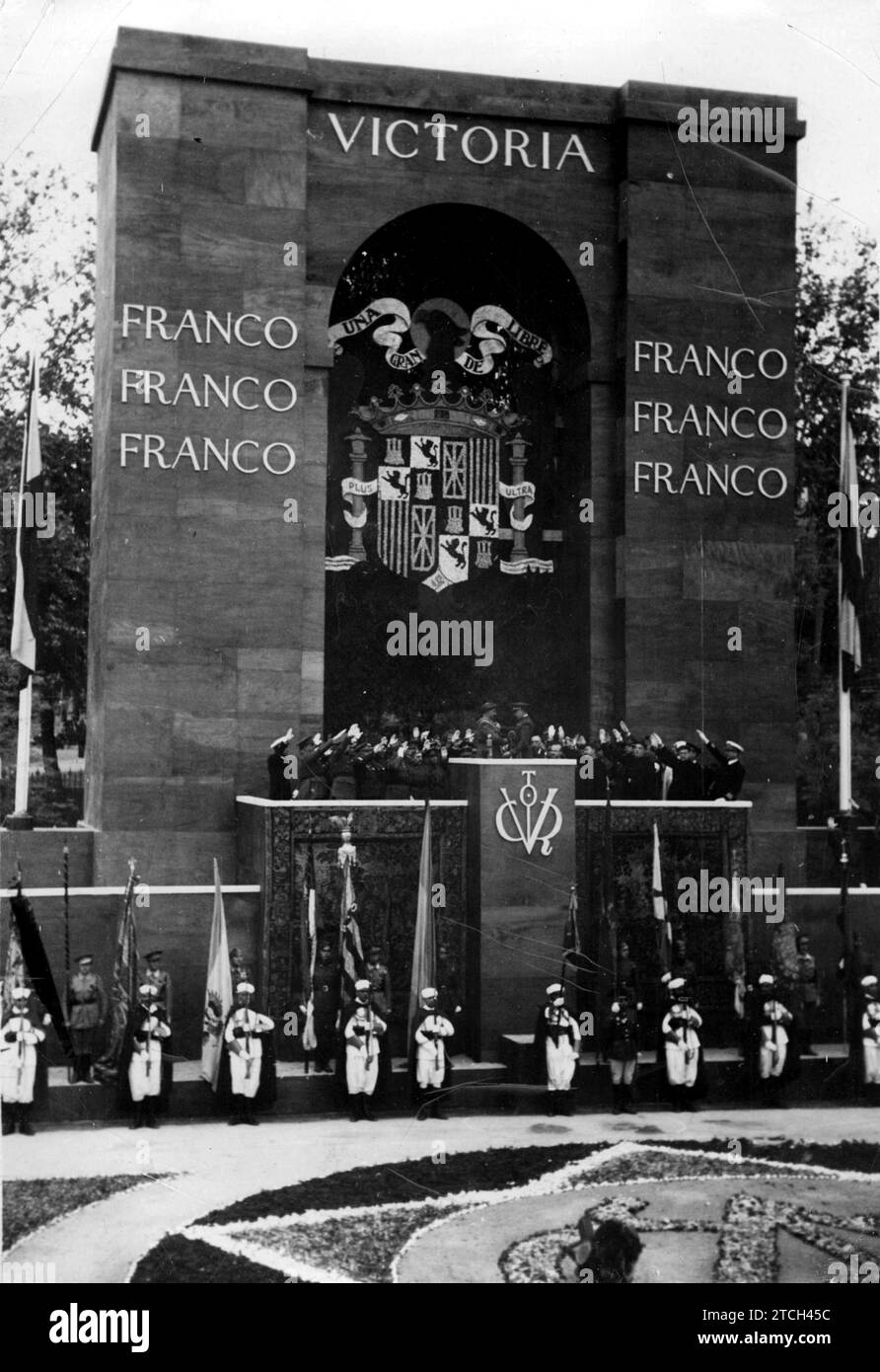 05/18/1939. General Varela hielt das große Laureaterkreuz von San Fernando vor Beginn der Siegesparade und nachdem der Graf von Jordana das Dekret gelesen hatte, mit dem Ein Franco diese Auszeichnung erhielt. Quelle: Album/Archivo ABC Stockfoto