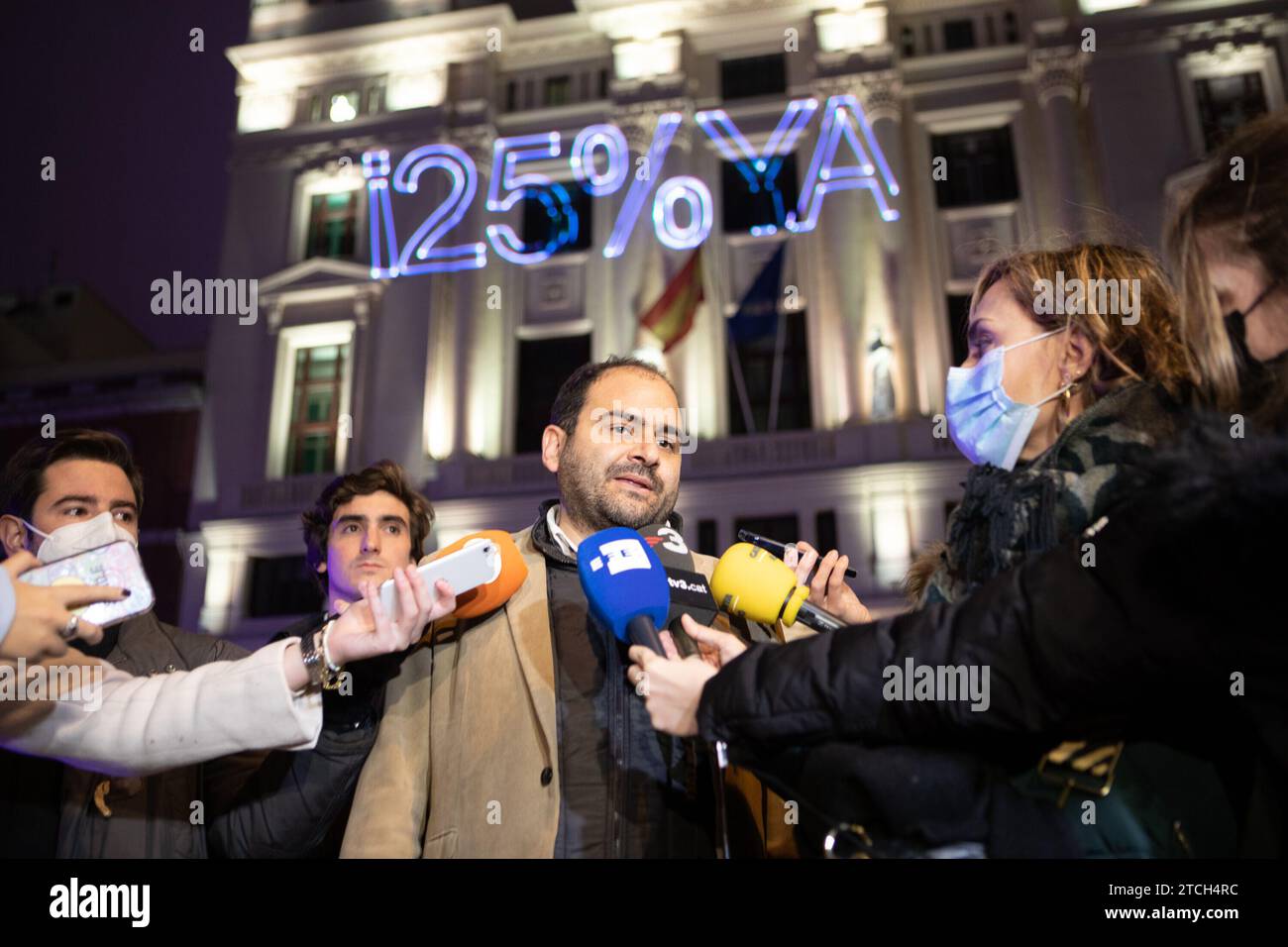 Madrid, 12.07.2021. Fordern Sie Maßnahmen der katalanischen Zivilgesellschaft vor dem Bildungsministerium auf. Auf dem Bild Sánchez Costa vor dem Ministerium, auf dessen Fassade sie die Zahl von 25% projizierten. Foto: Isabel Permuy. ARCHDC. Quelle: Album / Archivo ABC / Isabel B. Permuy Stockfoto