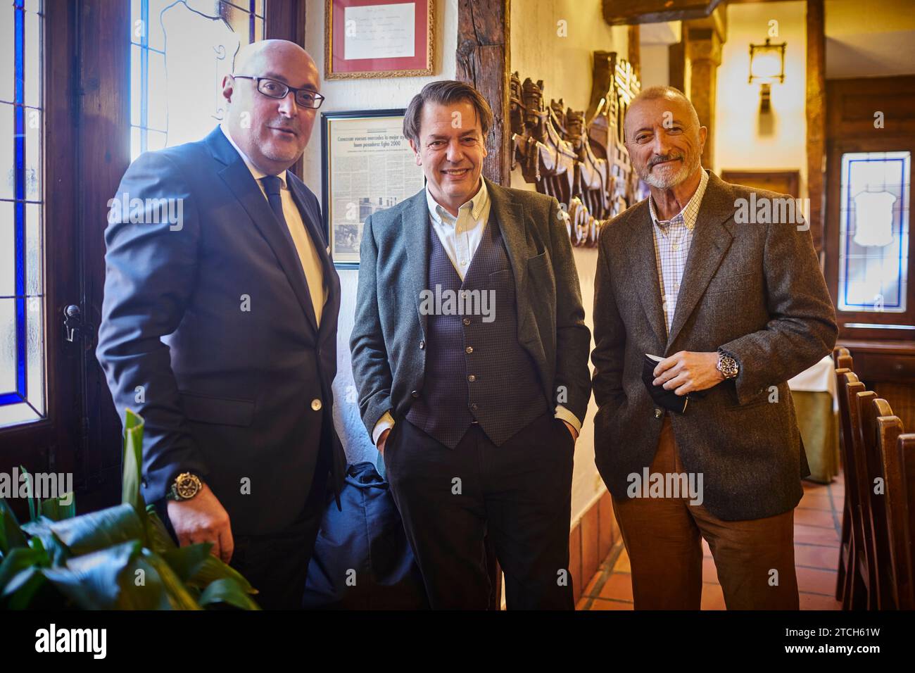 Madrid, 01.11.2022. Presseveröffentlichung des Buches "die vier Federn" des Zenda-Edhasa-Verlags. Von links nach rechts: Daniel Fernández, Augusto Ferrer Dalmau und Arturo Pérez Reverte. Foto: Guillermo Navarro. ARCHDC. Quelle: Album / Archivo ABC / Guillermo Navarro Stockfoto