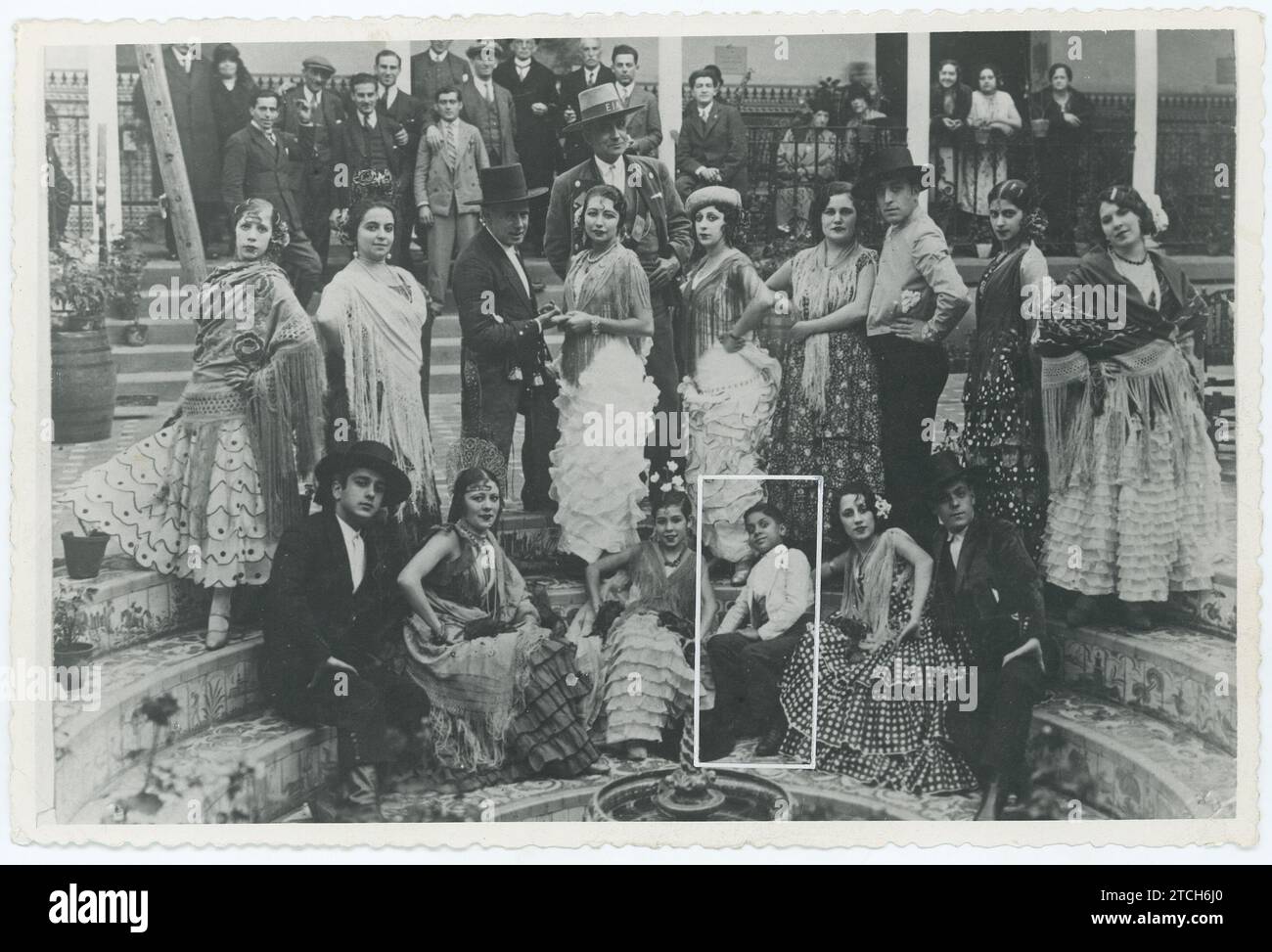 Dieses kuriose Foto wurde 1931 auf der Ausstellung Lüttich (Belgien) aufgenommen. Maestro Realito wurde mit einer Gruppe von Tänzern und Sängern engagiert. Unten auf dem Foto, mit einer weißen Jacke und Flamenco-Geste, ist ein Kind: Er ist der spätere berühmte Tänzer Antonio. Quelle: Album / Archivo ABC / Serrano Stockfoto