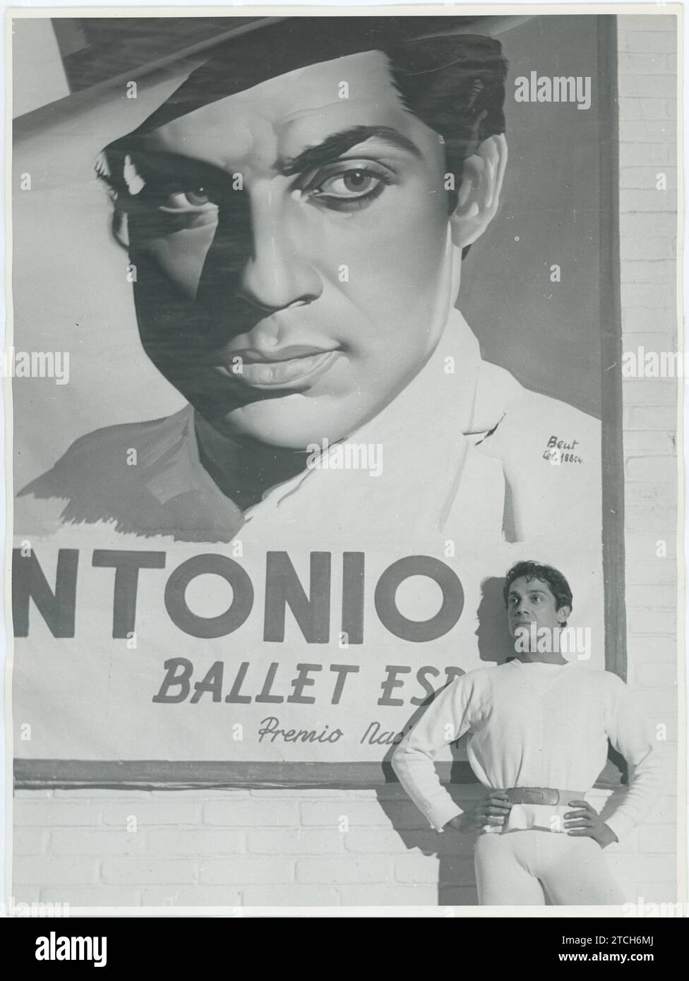 01/01/1959. Antonio der Tänzer posiert vor seinem Werbeplakat. Quelle: Album / Archivo ABC / Basabe Stockfoto