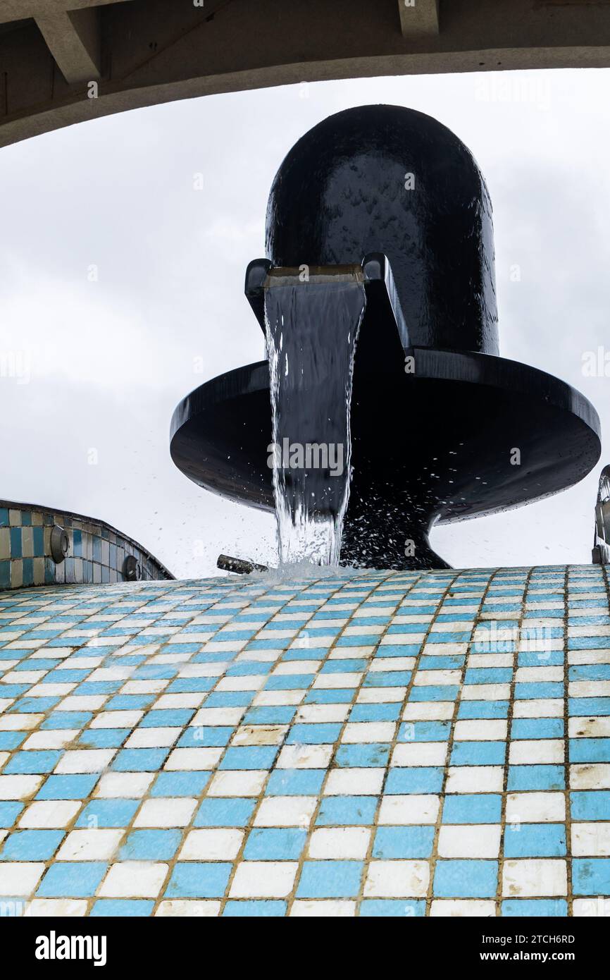 Religiöses hindu-Symbol Shivalinga mit fließendem Wasser und hellem Hintergrund am Morgen wird an der Glaubensstatue nathdwara rajasthan indien aufgenommen. Stockfoto