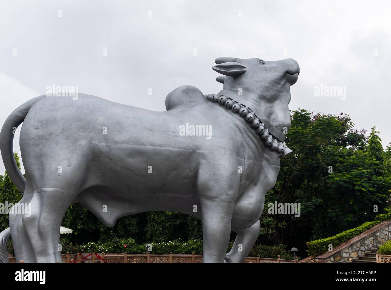 hindugott heiliger Stier nandi isolierte Statue mit hellem Hintergrund am Morgen aus einem einzigartigen Winkel Stockfoto