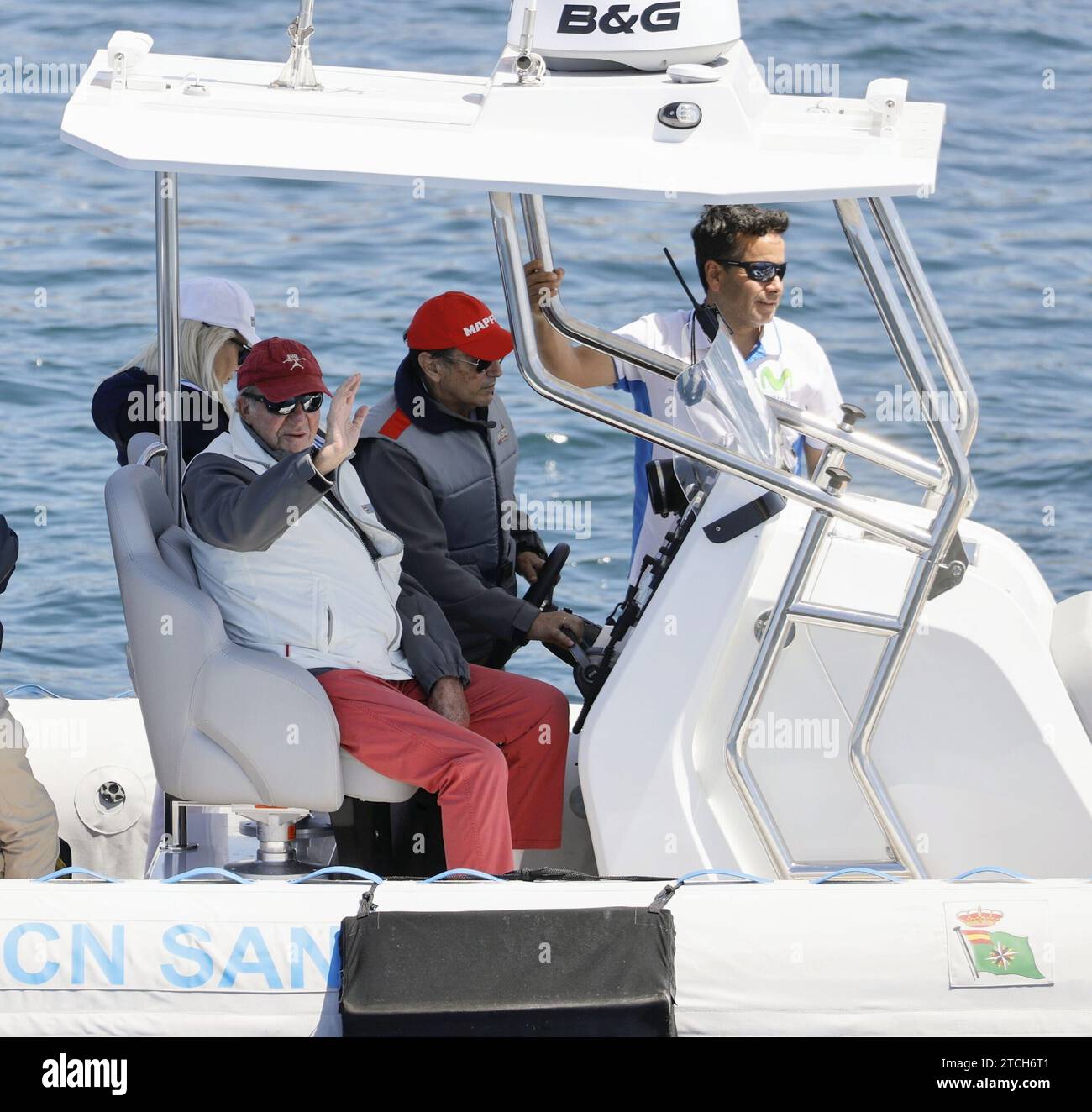 Sanxenjo (Pontevedra), 20.05.2022. Der emeritierte König taucht nach zwei Jahren Abwesenheit aus Spanien in den Regatten wieder auf. König Juan Carlos und Pedro Campos in einem Beiboot während der 3. Regatta des IV. Rennkurses des spanischen Cup 2022 Klasse 6m Segeln. Foto: Miguel Muñiz. ARCHDC. Quelle: Album / Archivo ABC / Miguel Muñiz Stockfoto