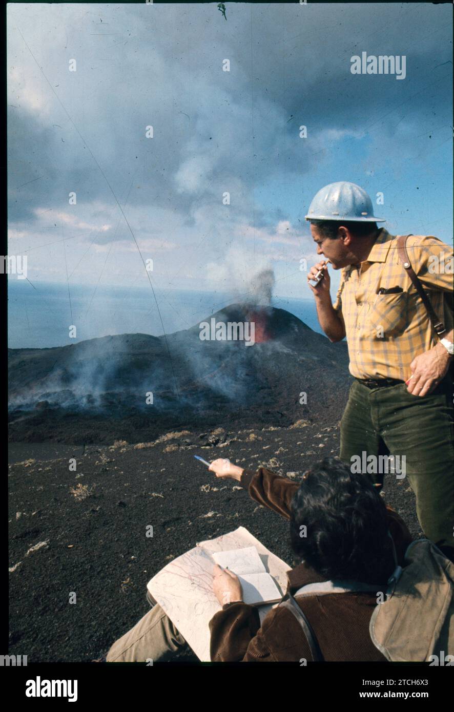 La Palma (Santa Cruz de Tenerife), November 1971. Eruption des Vulkans Teneguia. Auf dem Bild beobachtet der Vulkanologe Professor José María Fuste die Entwicklung der Eruption, die aus den beiden Kratern von „Teneguía“ ausbricht. Foto: Jaime Pato. Quelle: Album / Archivo ABC / Jaime Pato Stockfoto