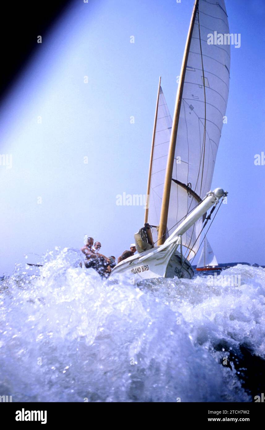 MD - AUGUST 1957: General View as the Island Bird wird durch raue Gewässer in der Chesapeake Bay um August 1957 in Maryland geleitet. (Foto: Hy Peskin) Stockfoto