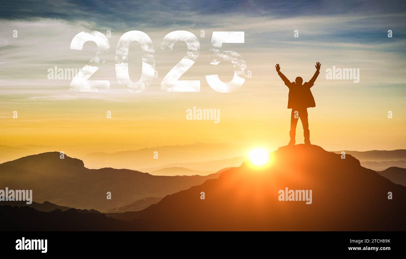 2025. Neujahr 2025, Neubeginn Motivation inspirierende Zitat-Botschaft auf Silhouette des Siegermannes bei Sonnenuntergang mit erhobenen Armen im Glück. Willkommen Happy n Stockfoto