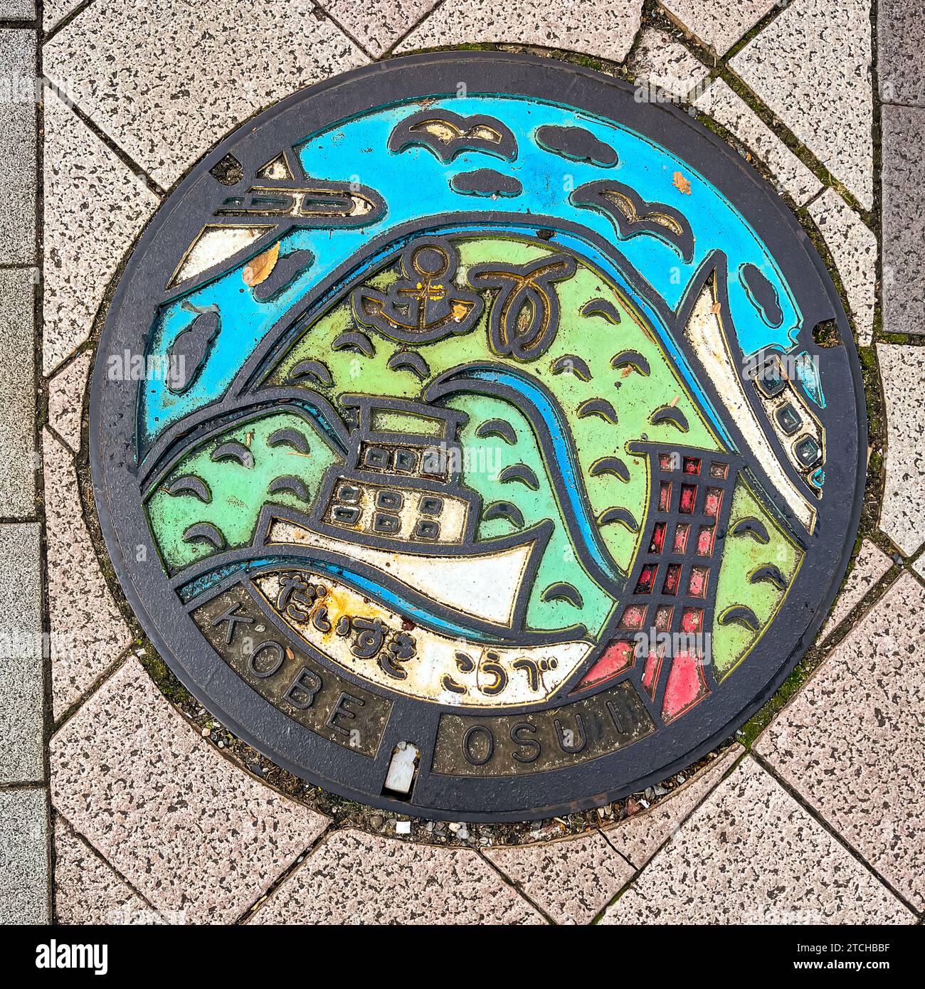 Mannloch-Abdeckungen auf der Straße von Kobe, Japan, das einzigartige und farbenfrohe Design schmückt die geschäftige Straße Stockfoto