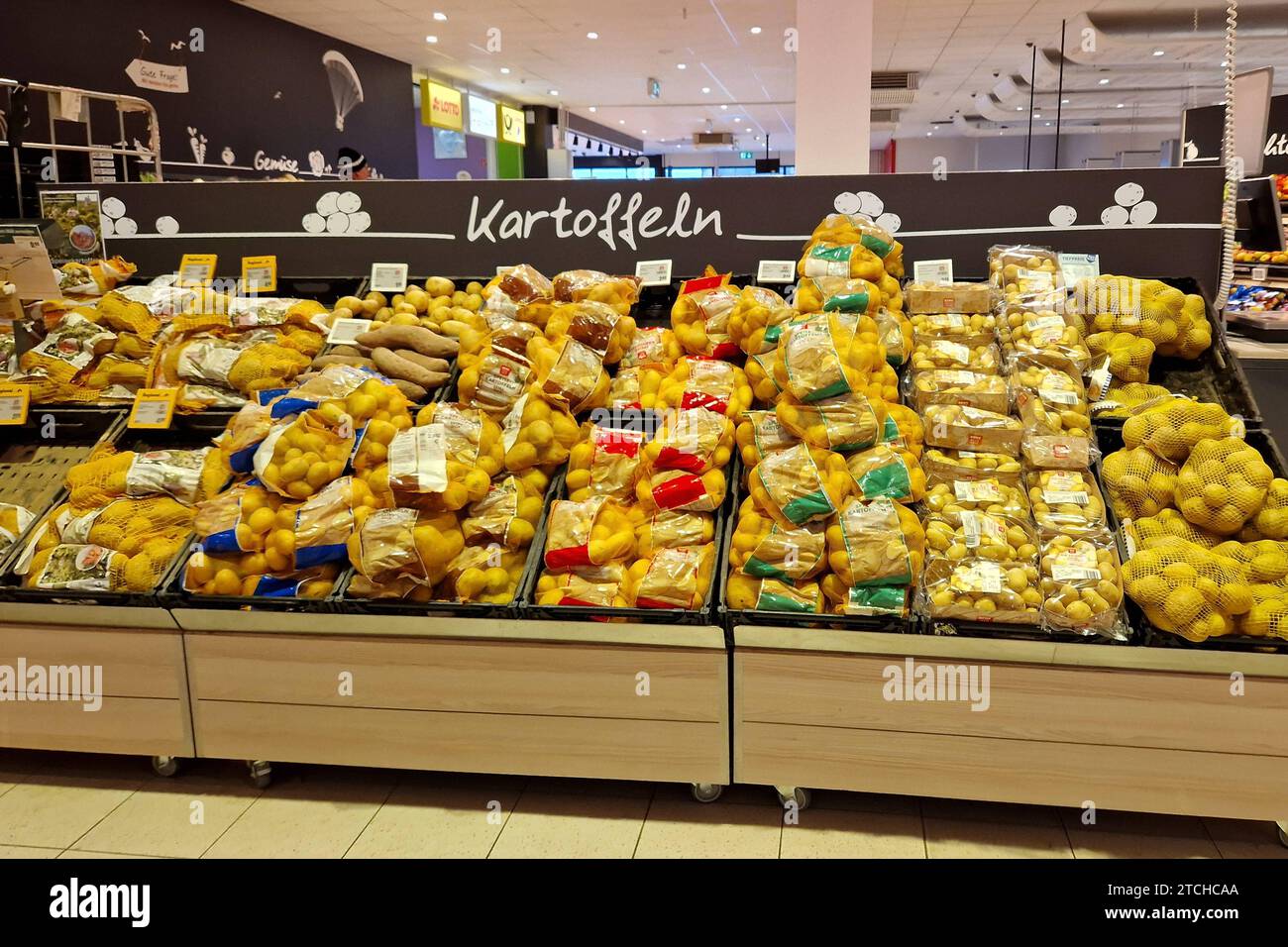 Ransbach-Baumbach Themenfoto: Konsum, Versorgung, Nahrungsmittel, Supermarkt, Einkauf, Versorgung, Lebensmittel, 12.12.2023 Regal mit Kartoffeln in einem REWE-Supermarkt Themenfoto: Konsum, Versorgung, Nahrungsmittel, Versorgung, Supermarkt, Einkauf, Lebensmittel, 12.12.2023 *** Ransbach Baumbach Thema Fotokonsum, Versorgung, Lebensmittel, Supermarkt, Shopping, Versorgung, Lebensmittel, 12 12 2023 Regal mit Kartoffeln in einem REWE Supermarkt Thema Fotokonsum, Versorgung, Lebensmittel, Versorgung, Supermarkt, Shopping, Food, 12 12 2023 Copyright: xAugstx/xEibner-Pressefotox EP jat Stockfoto