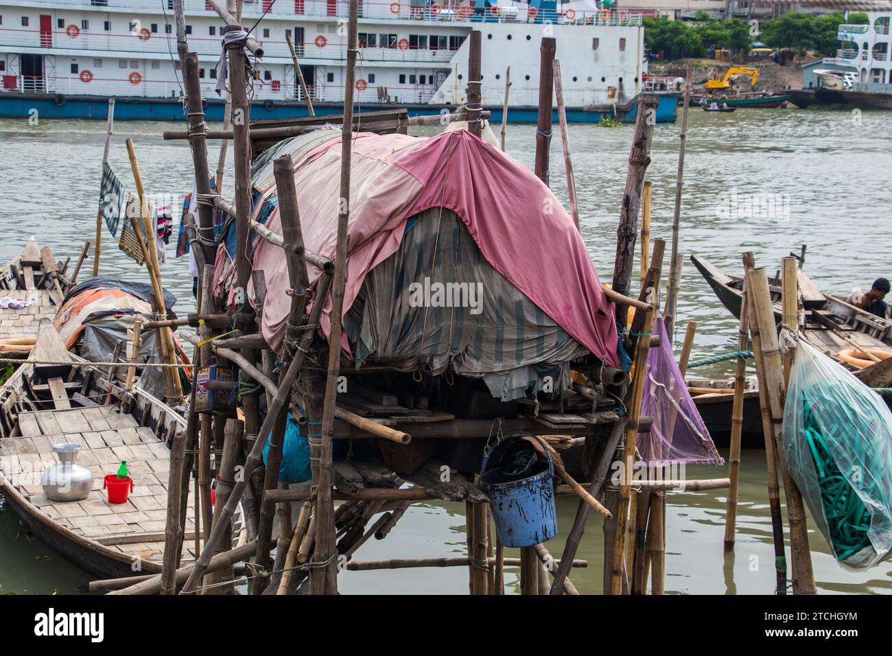 Der tägliche Lebensstil der Ufermenschen von Bangladesch. Dieses Bild wurde am 30. Juli 2022 aus Dhaka, Bangladesch, aufgenommen. Stockfoto